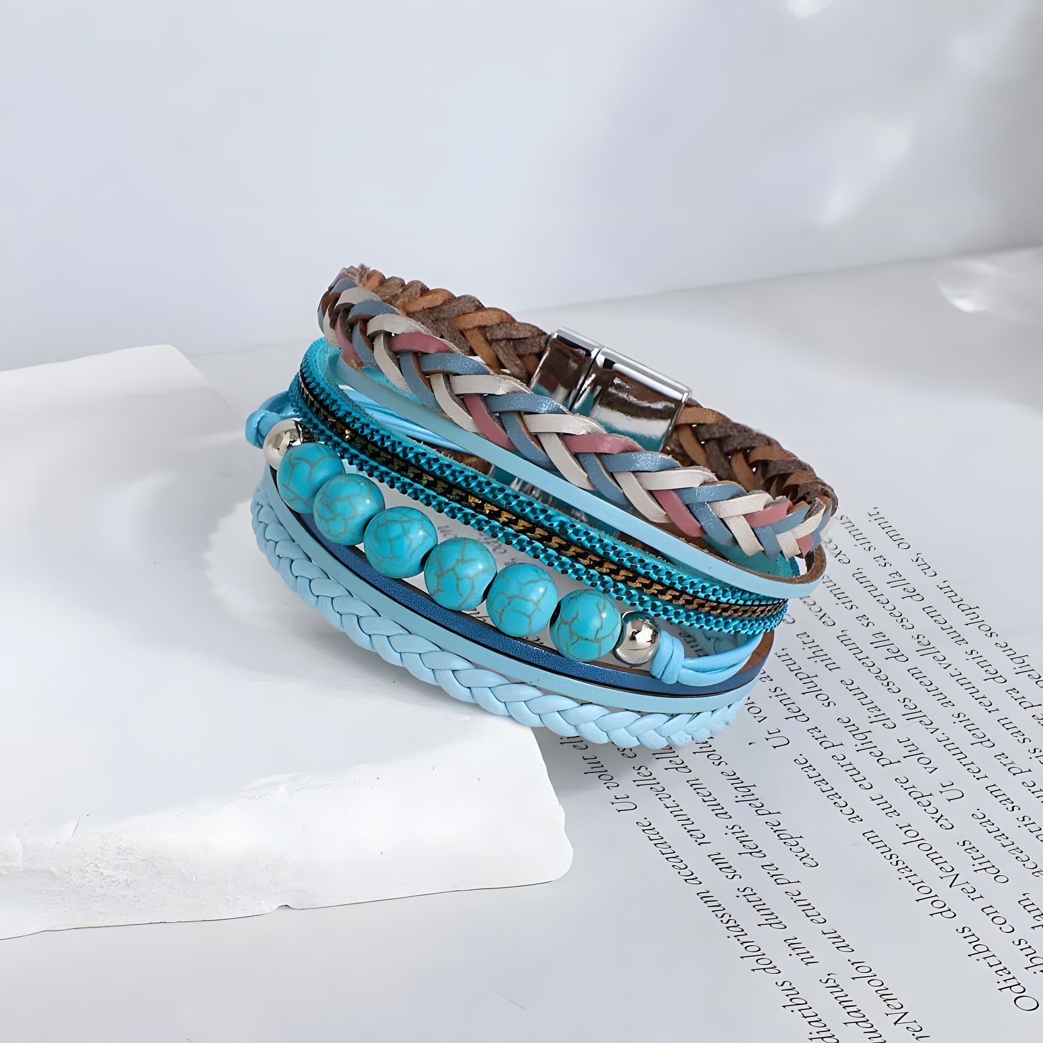 Bracelet multi-rangs turquoise posé sur un livre Image