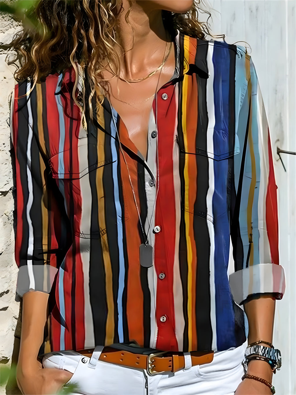 Chemise femme à rayures verticales multicolores portée, col chemise et manches retroussées