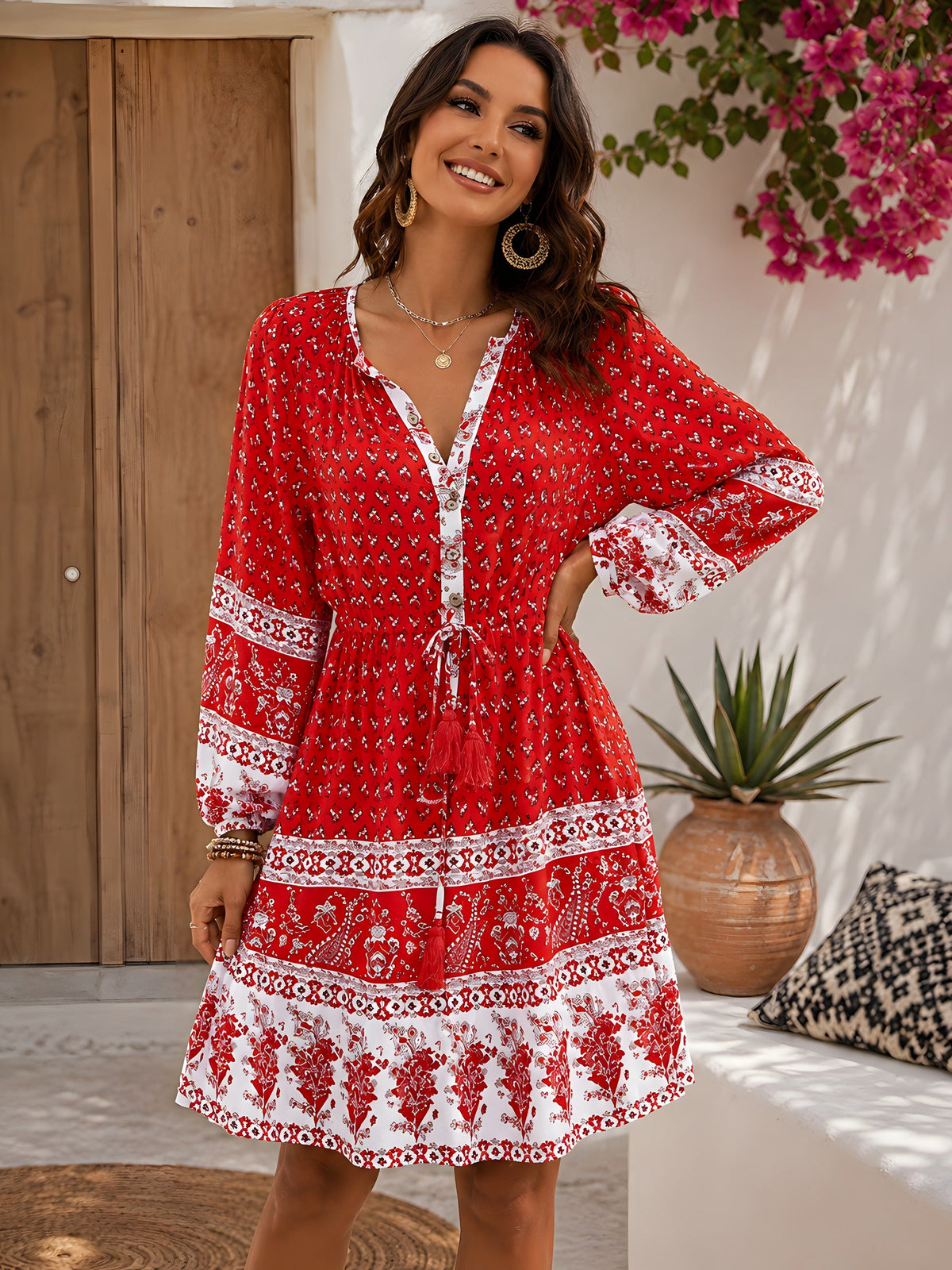 Robe courte hippie chic rouge fleurie portée par un modèle souriant