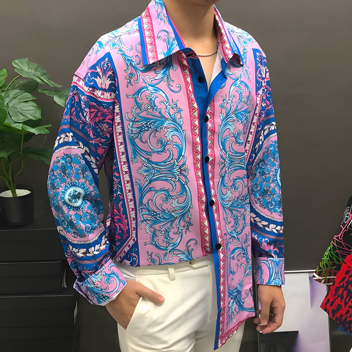 Chemise homme baroque satinée rose et bleu portée, col classique et boutons noirs