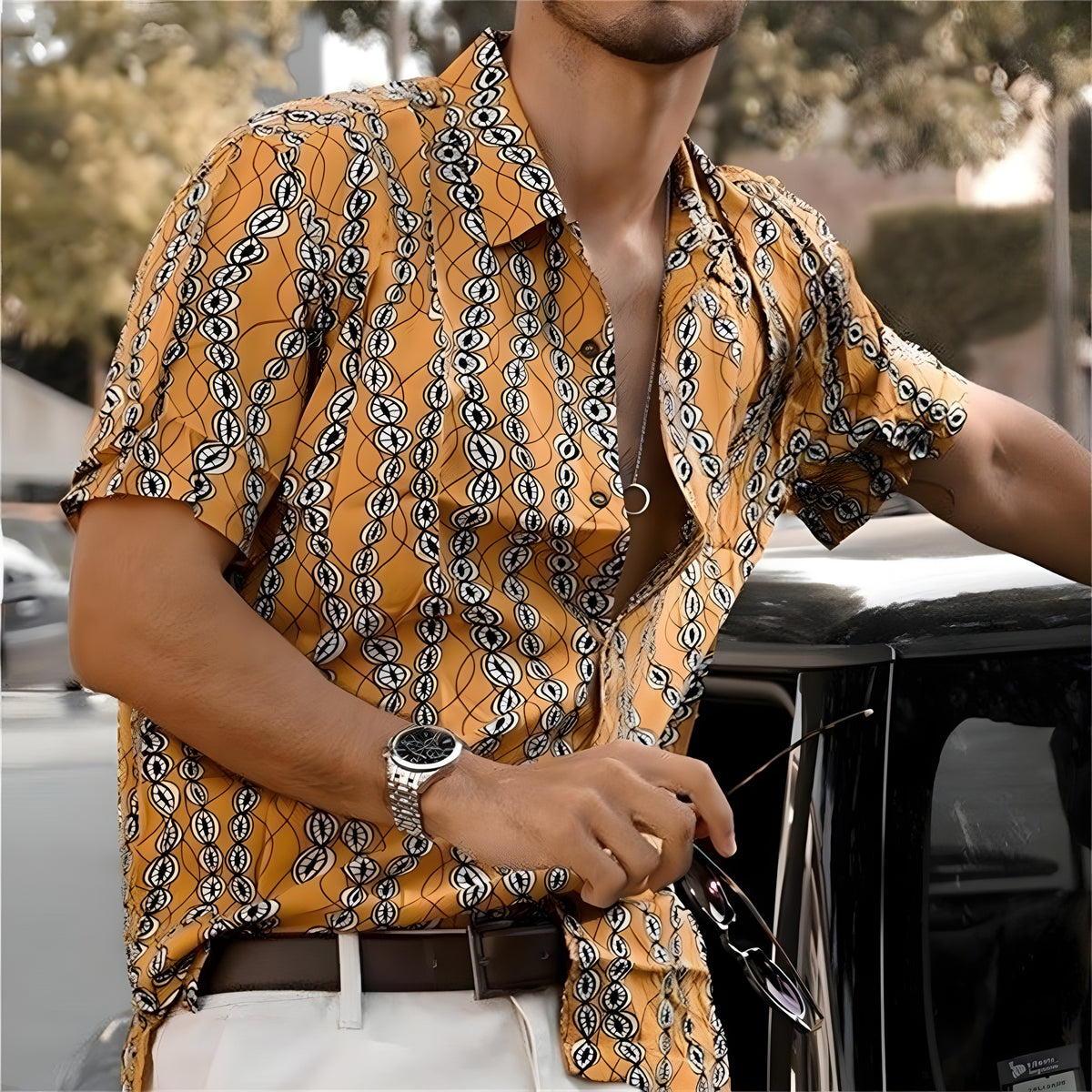 Chemise homme vintage moutarde à imprimé cauris portée, col cubain ouvert