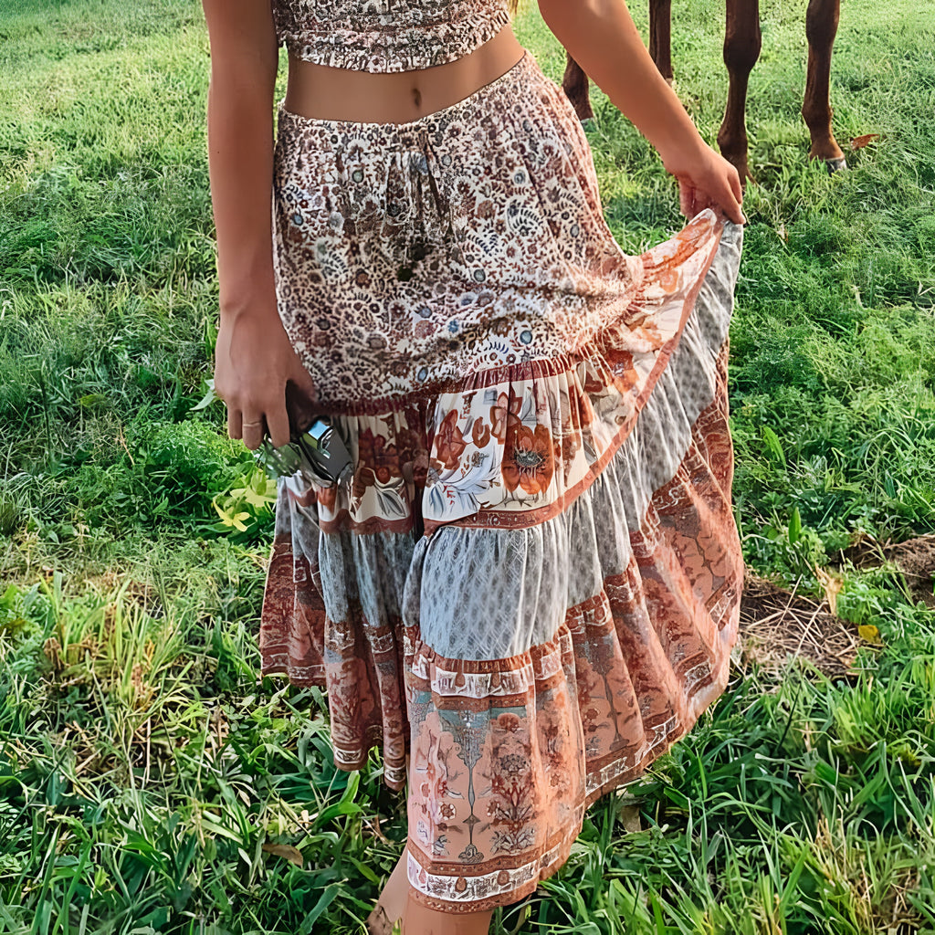 Jupe midi hippie vintage terracotta fleurie portée en extérieur