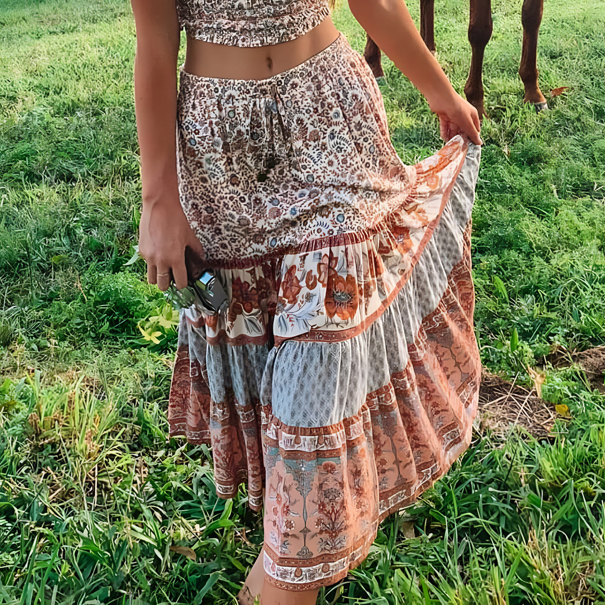 Jupe midi hippie vintage terracotta fleurie portée en extérieur