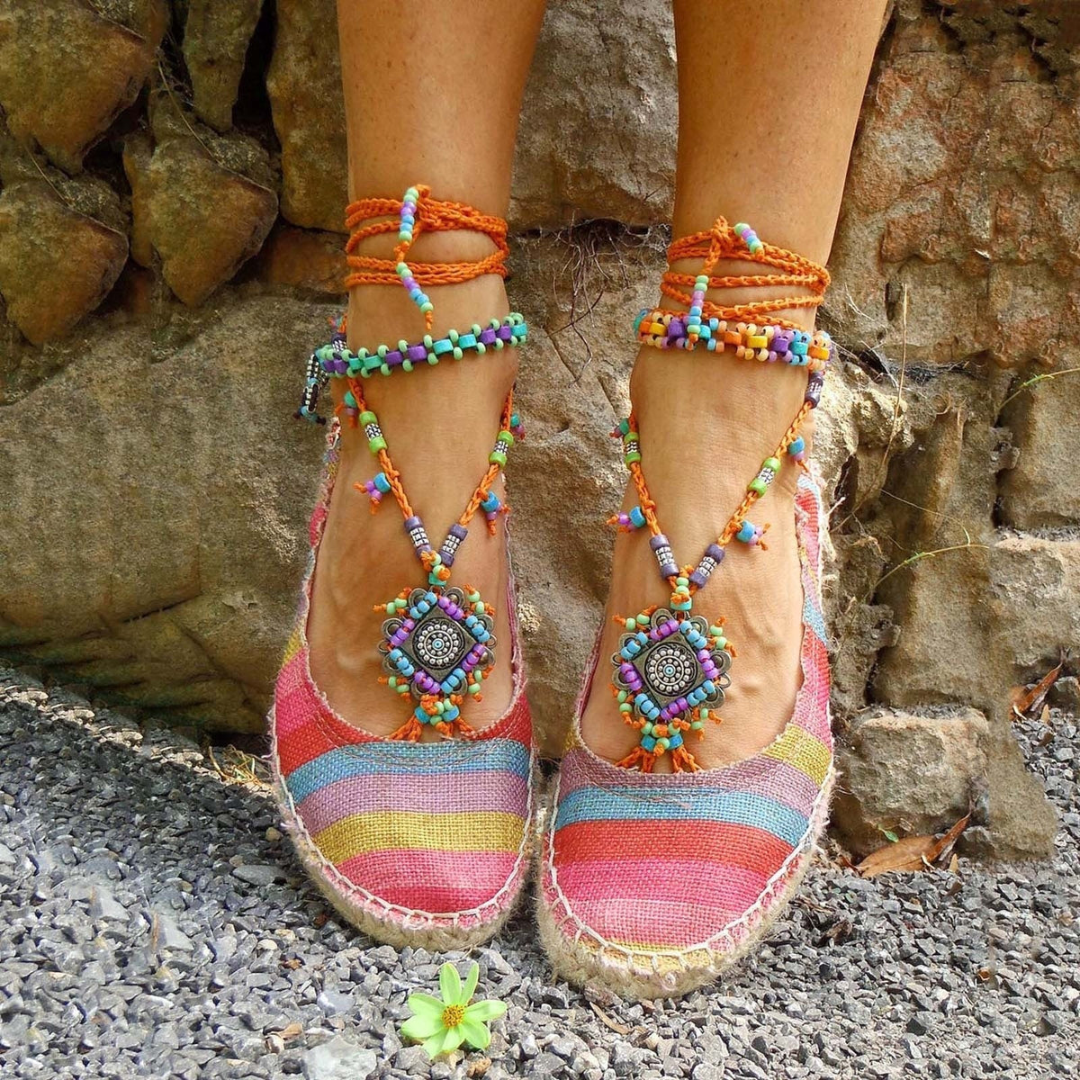 Espadrilles bohème à rayures multicolores et lacets perlés