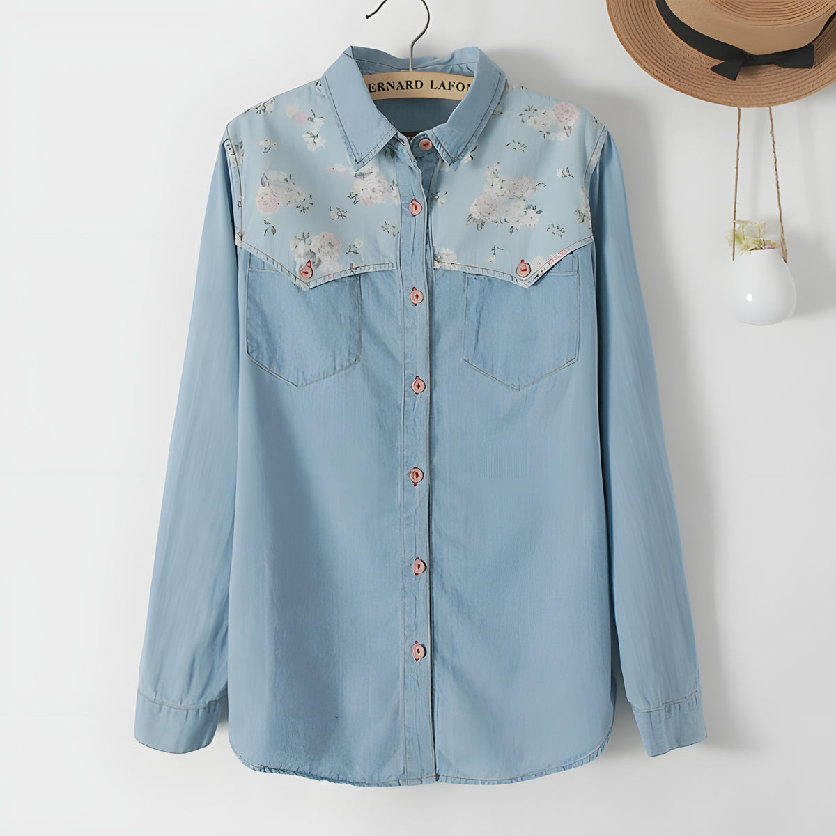 Chemise en jean femme délavé à empiècement floral et boutons roses