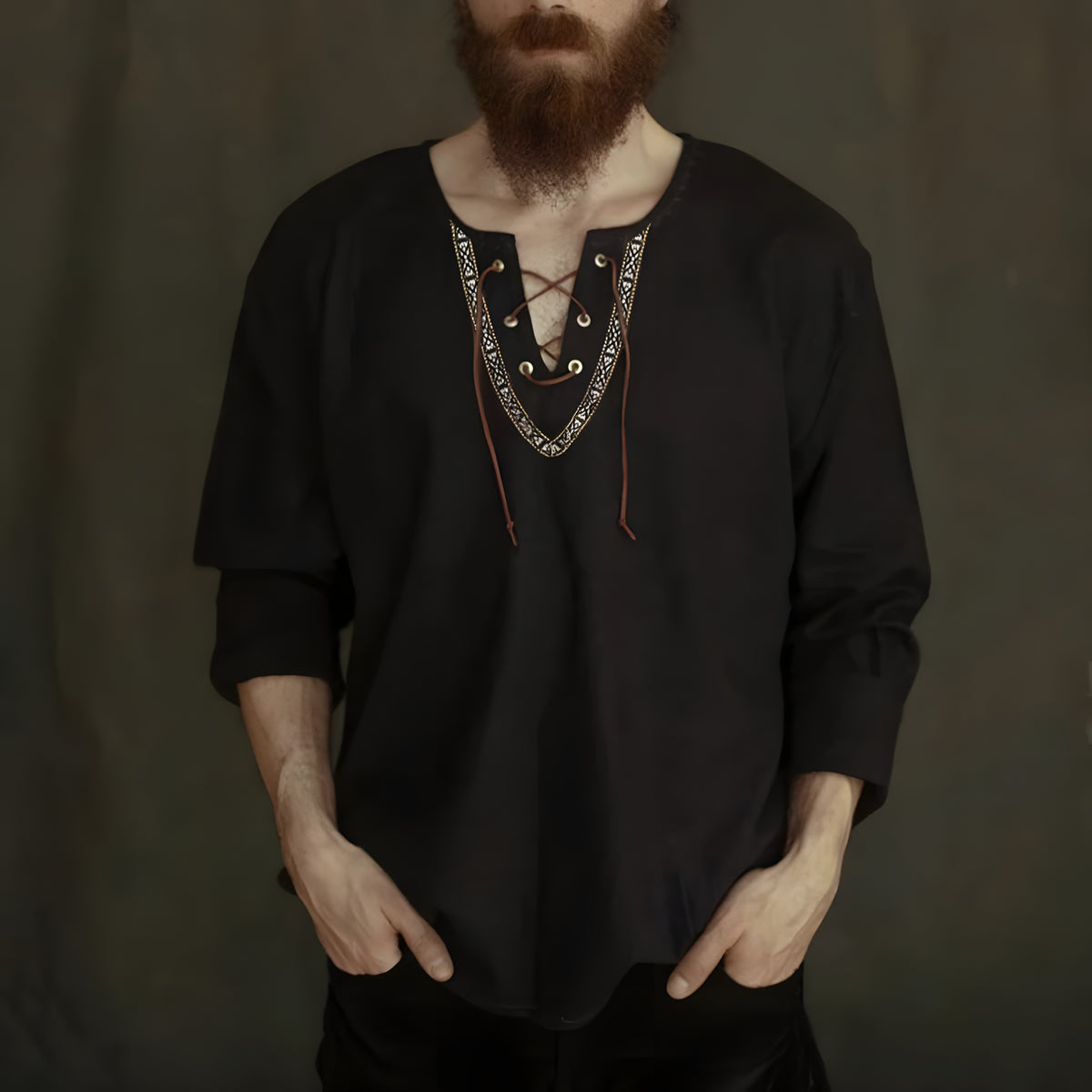 Chemise tunique homme viking en lin noir, col lacé et galon ethnique brodé
