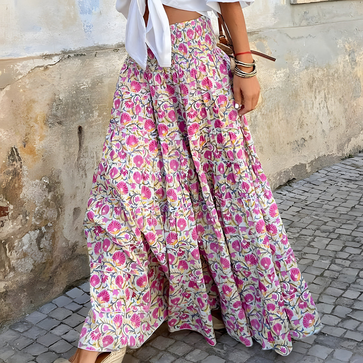 Jupe maxi hippie rose fleurie très ample, taille smockée et volants étagés
