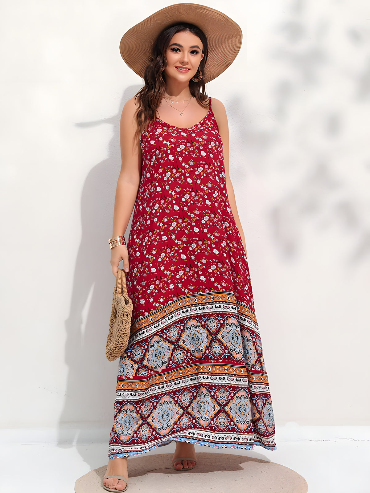 Modèle souriante grande taille portant la robe longue bohème rouge à fleurs