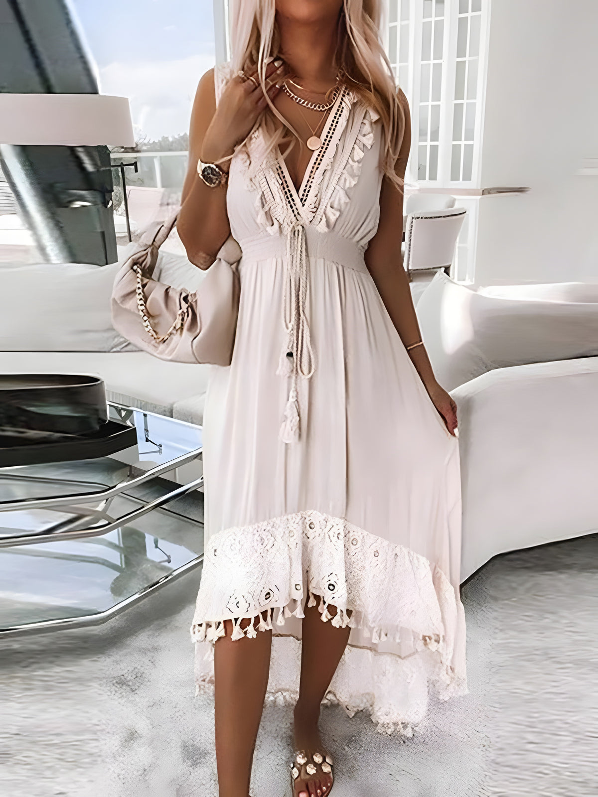 Robe bohème écrue en dentelle et pompons portée, décolleté V lacé