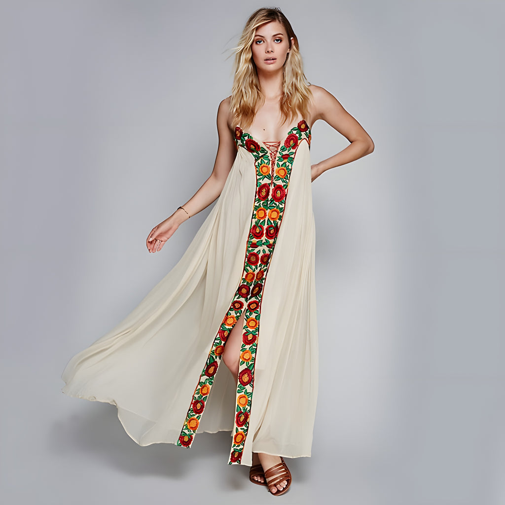Robe longue bohème écrue à broderie florale portée, décolleté lacé
