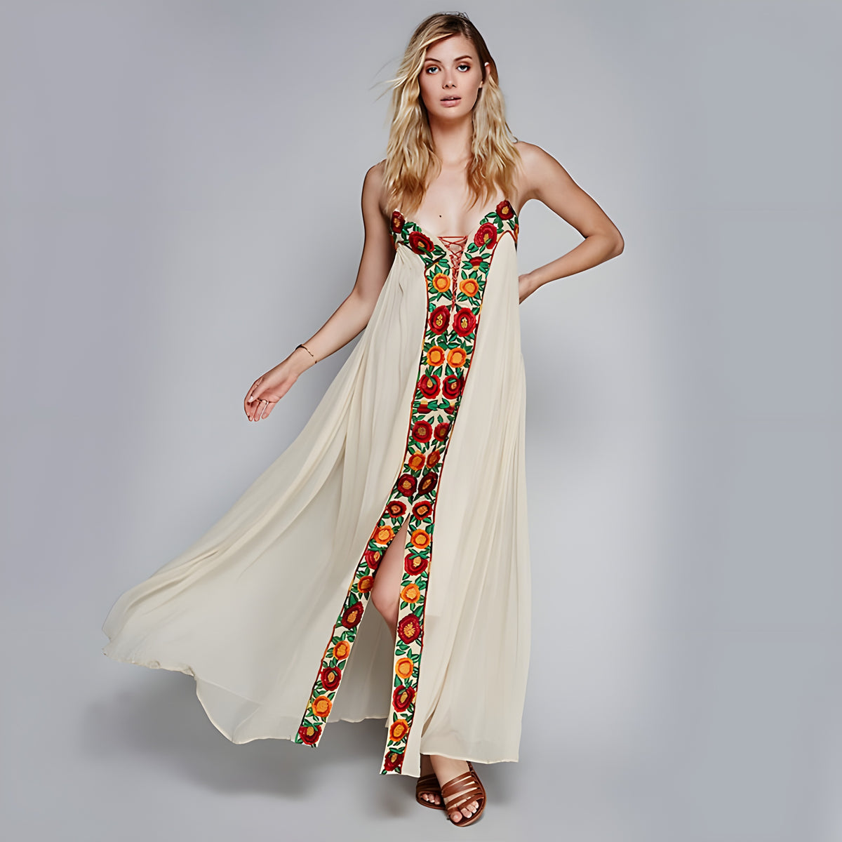 Robe longue bohème écrue à broderie florale portée, décolleté lacé