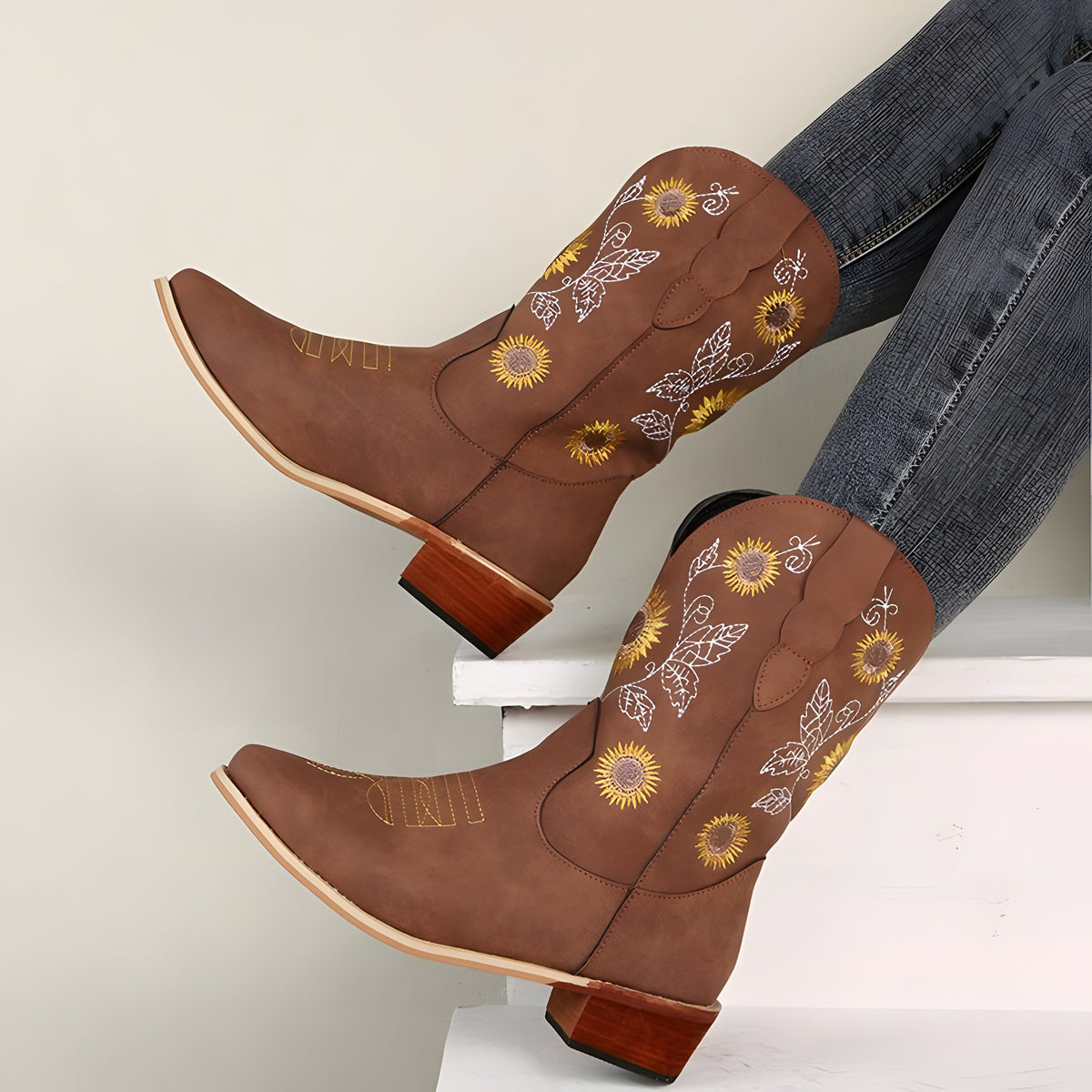 Bottes western femme à tournesols brodés portées, cuir cognac