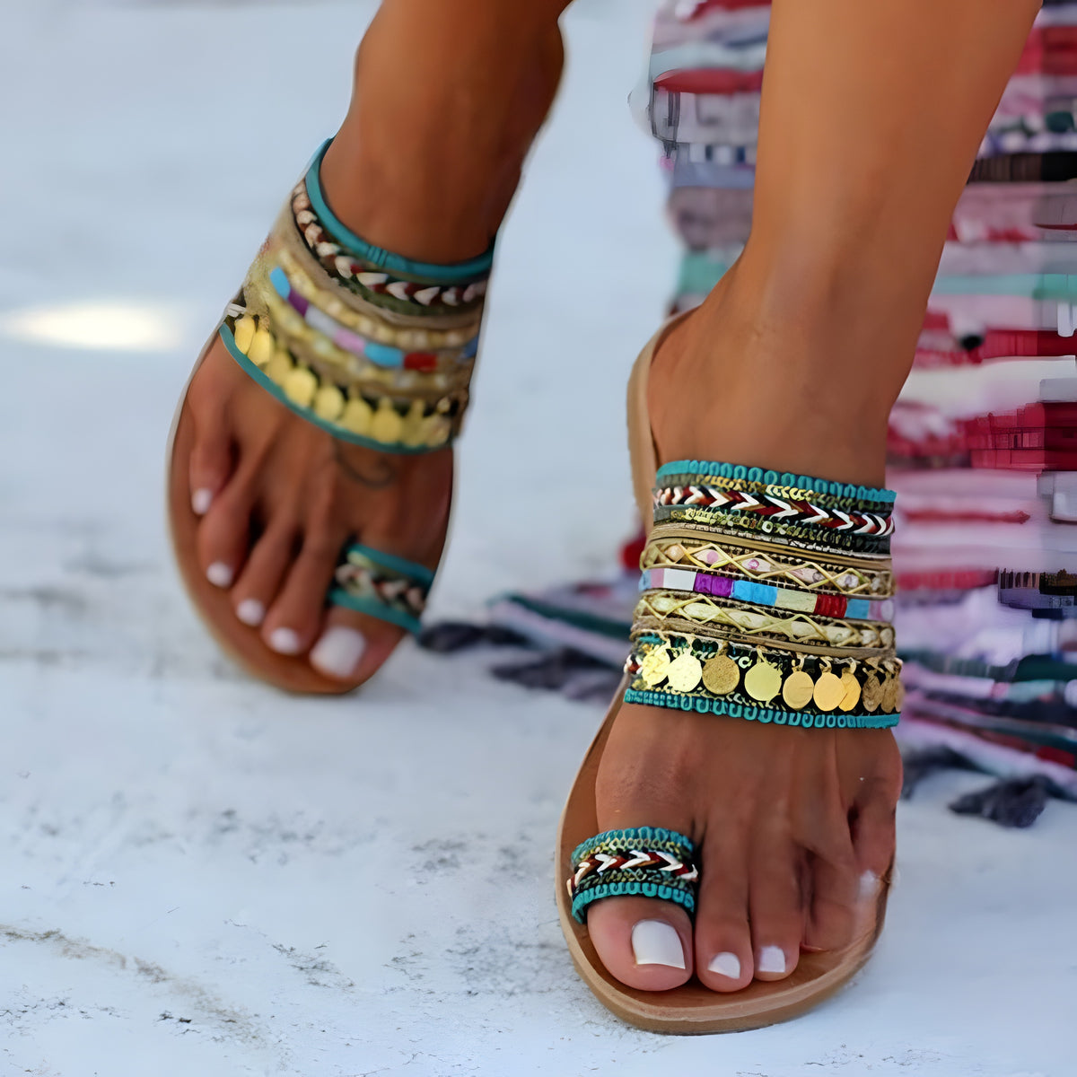Sandales bohème perlées multicolores portées, perles et sequins dorés