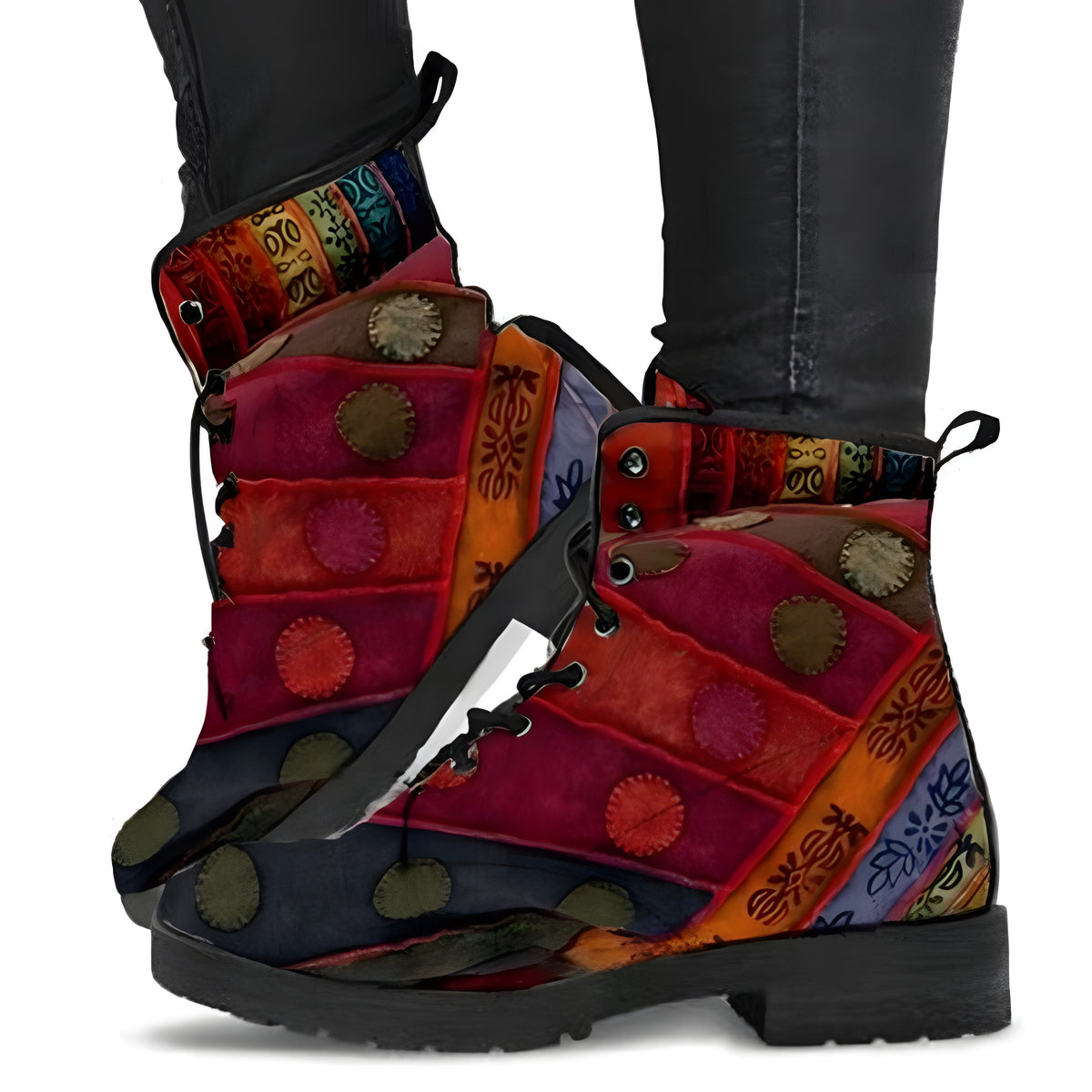 Bottines hippie patchwork multicolores portées avec un jean