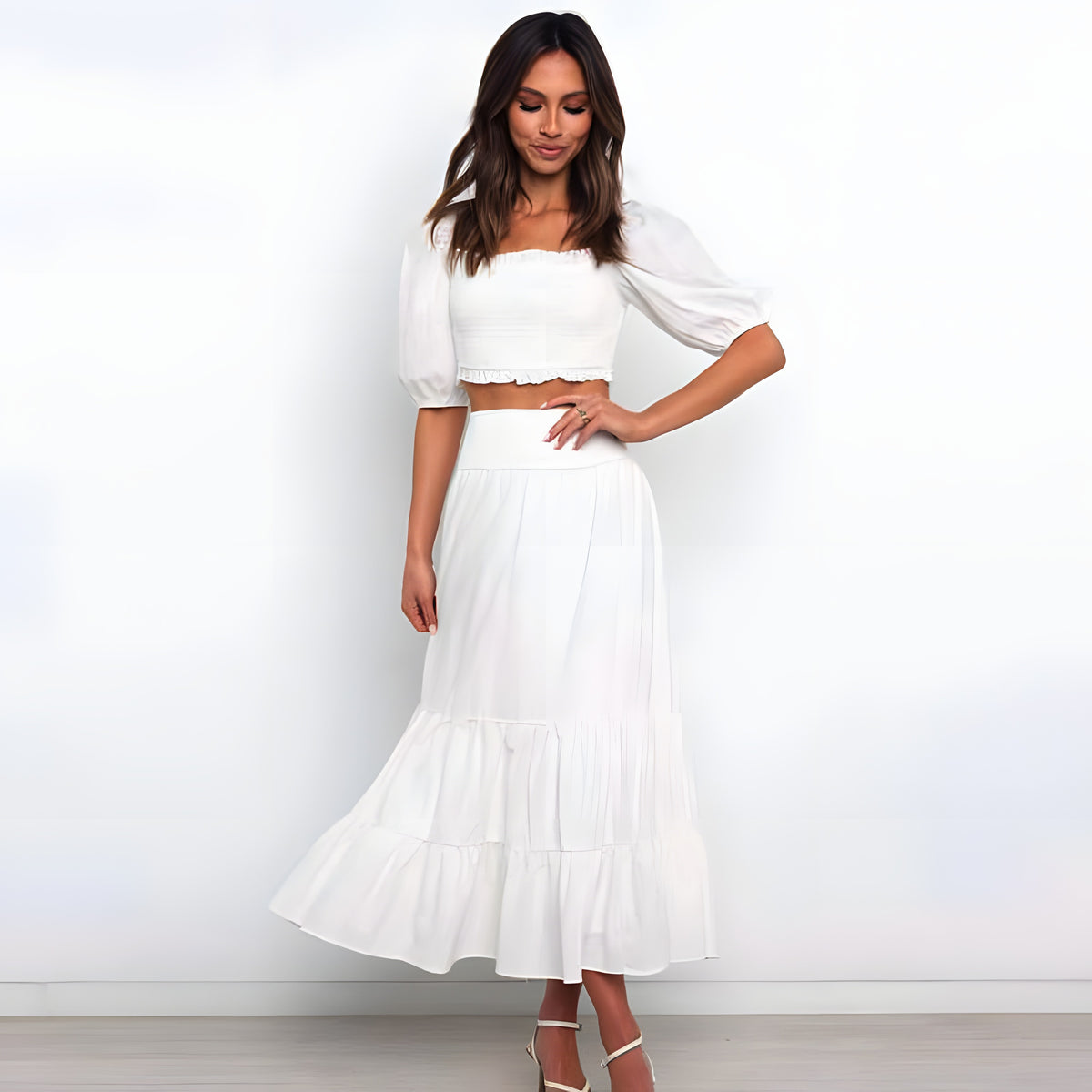 Jupe longue hippie blanche à taille haute et volants étagés portée avec un crop-top