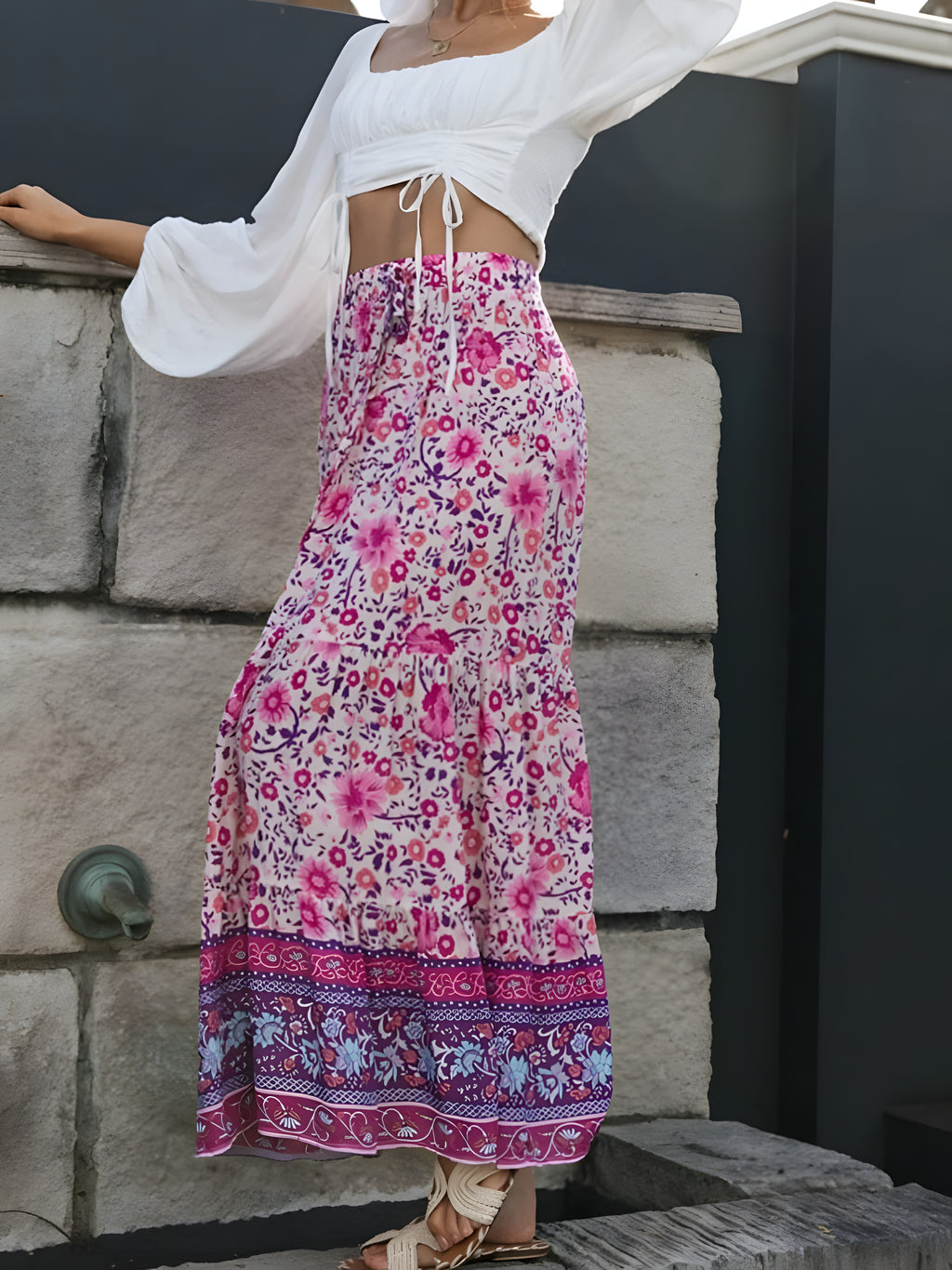 Jupe maxi bohème rose à imprimé floral, coupe fluide à volant