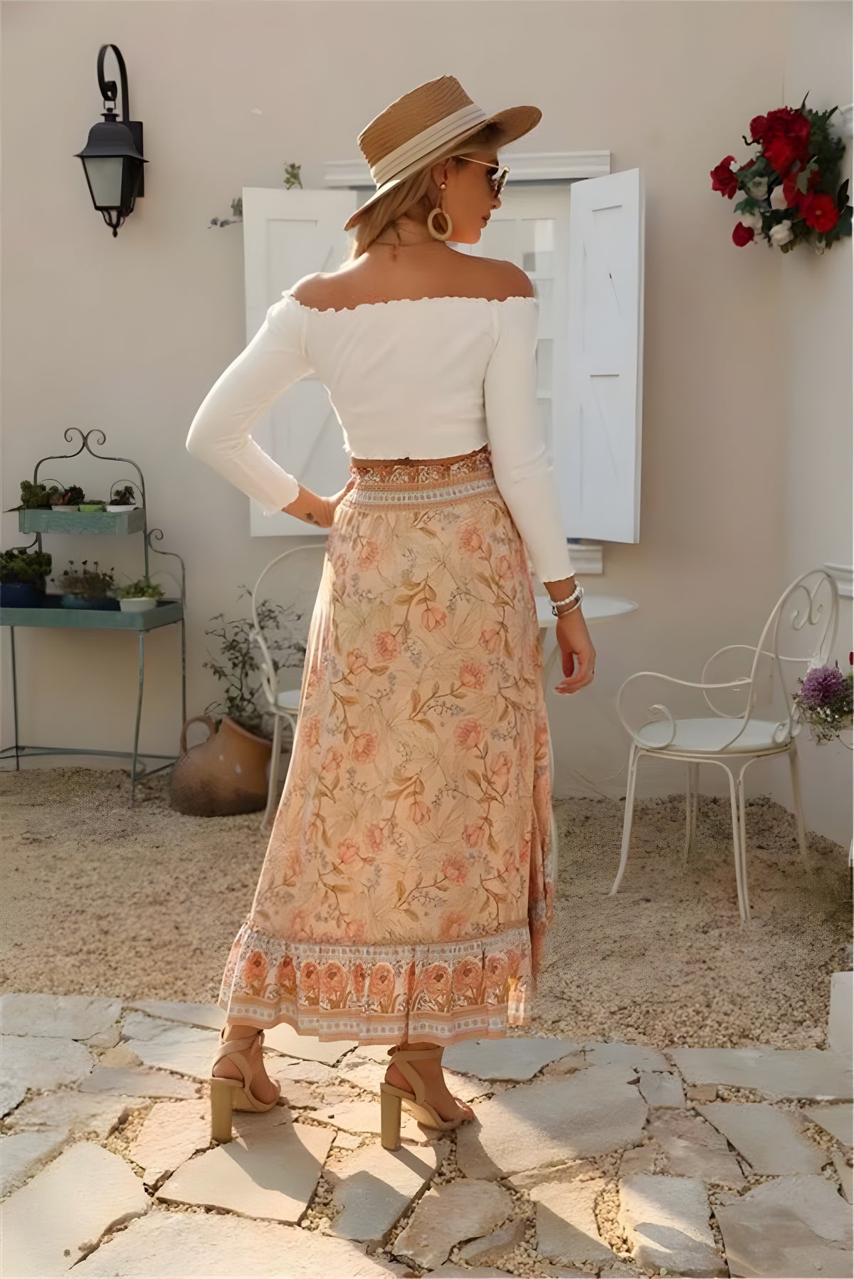 Dos de la jupe bohème pêche à imprimé floral, ourlet high-low