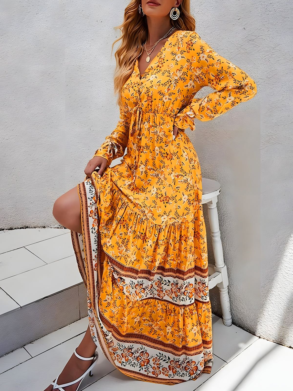 Robe longue hippie jaune fleurie, décolleté cache-coeur et fente