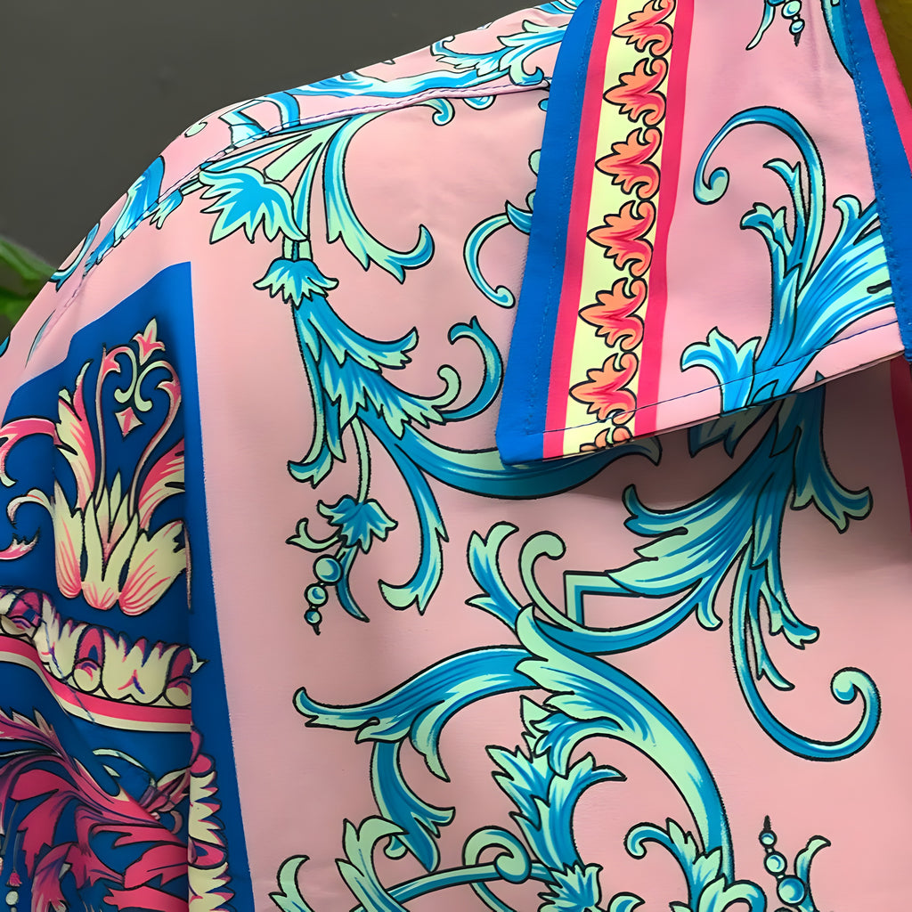 Détail du col et de l'imprimé baroque rococo turquoise sur rose