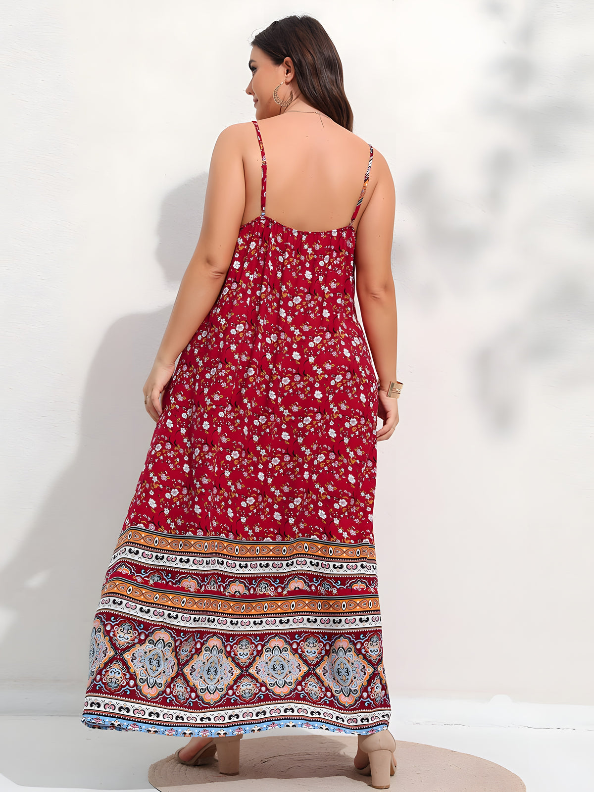 Robe longue bohème rouge à fleurs, vue de dos portée