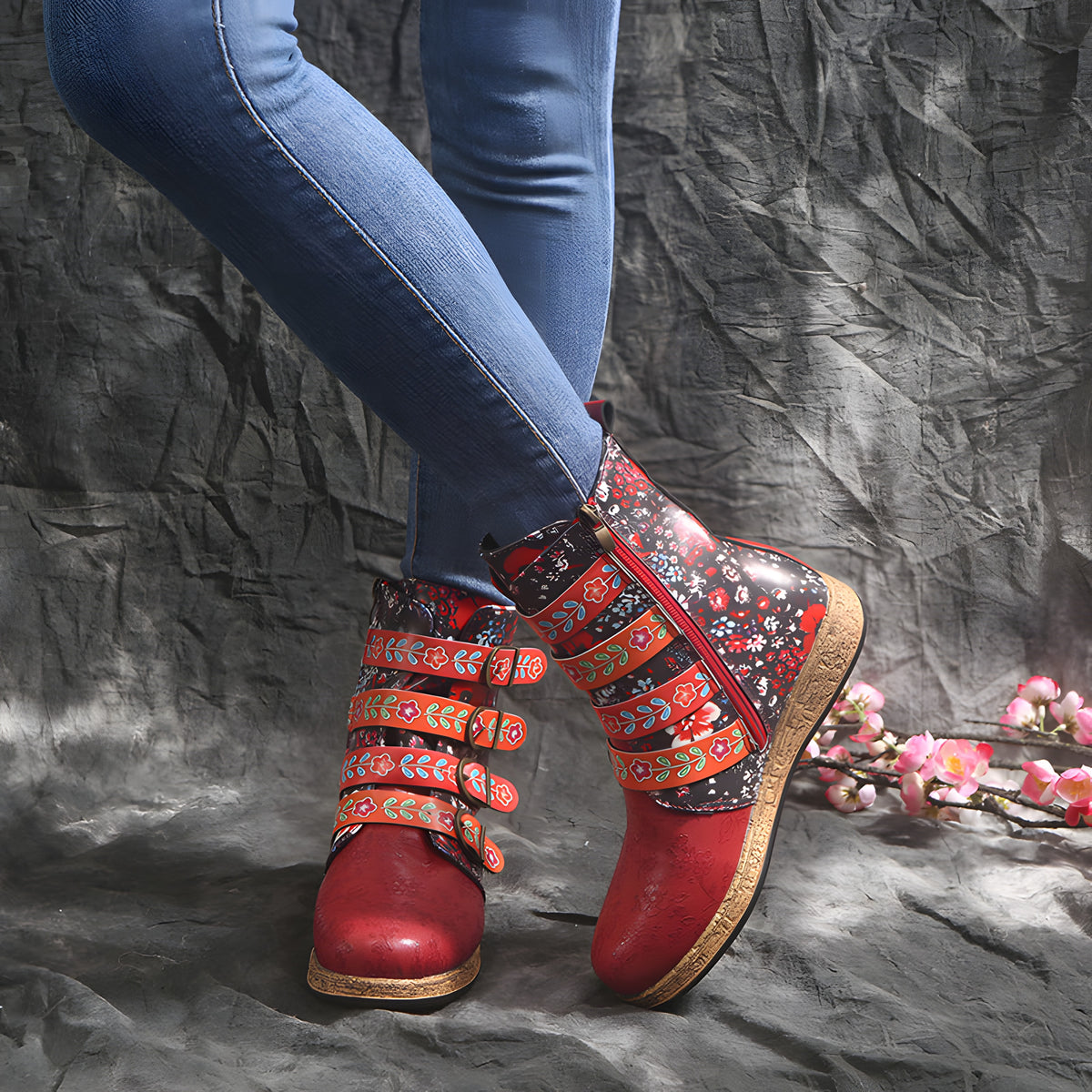 Bottines bohème rouge à fleurs portées avec un jean
