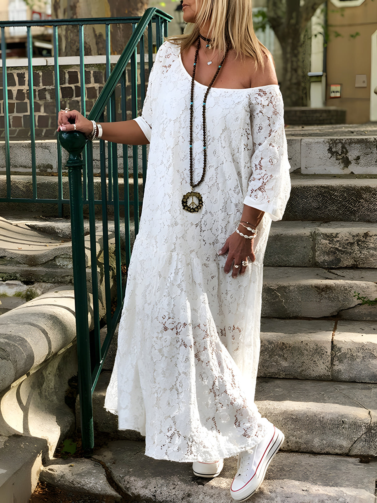 Robe longue en dentelle bohème blanche portée en lifestyle