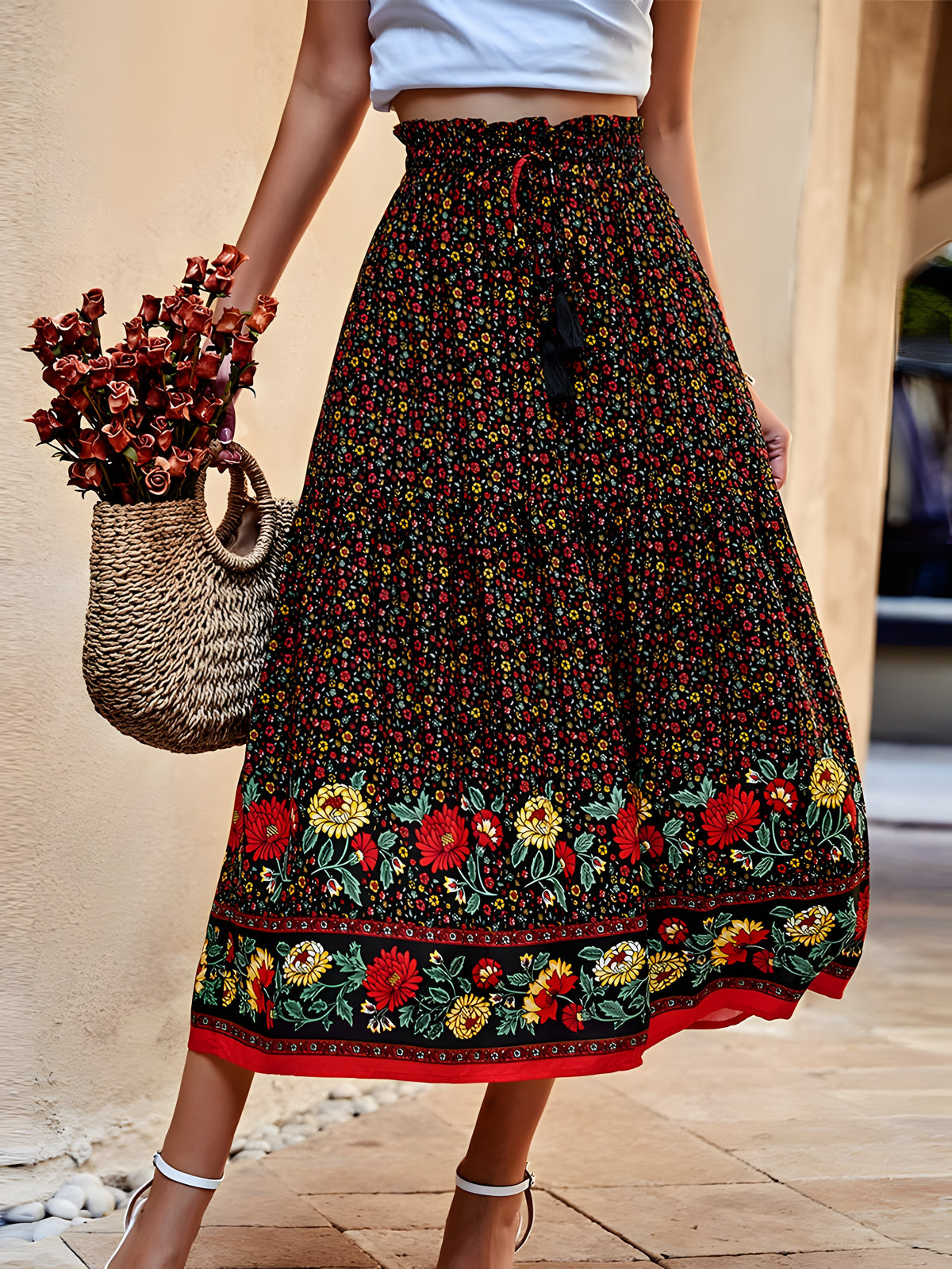 Jupe hippie fond sombre fleurie, bordure ethnique rouge et jaune