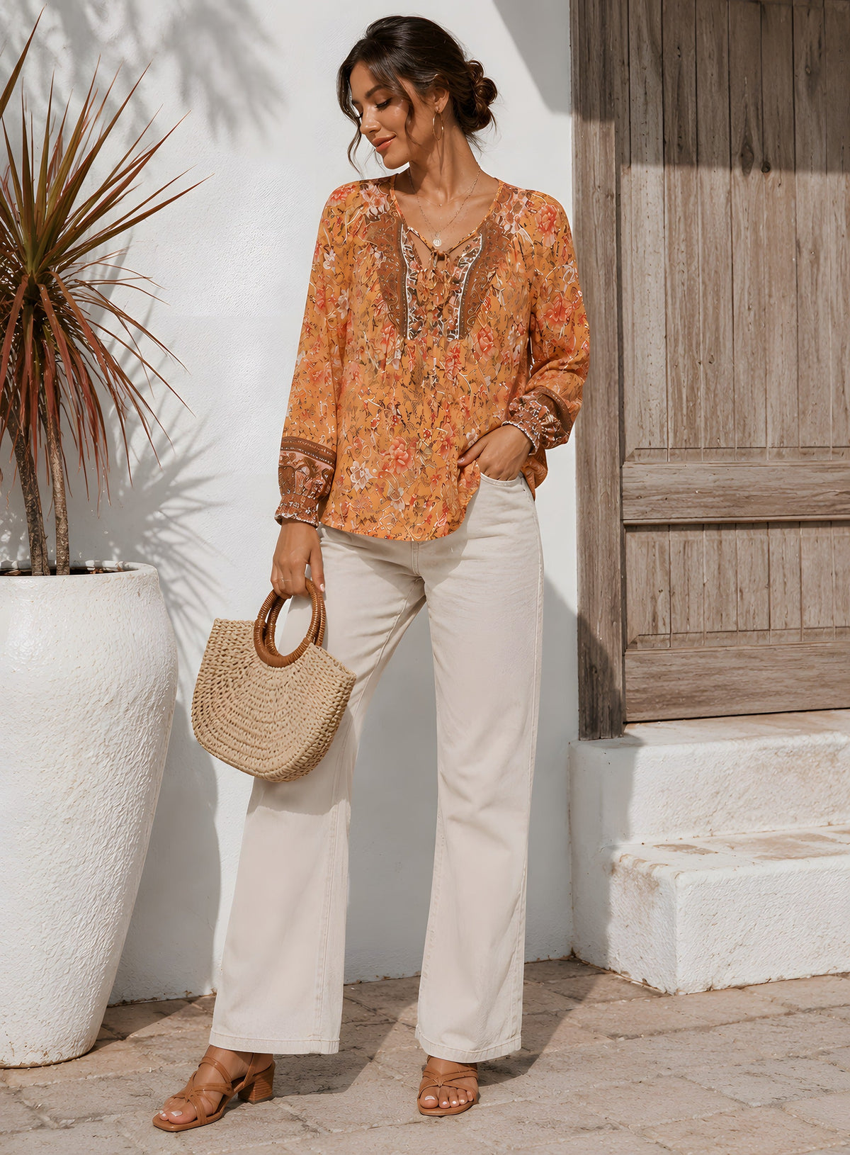 Chemise blouse hippie orange portée avec un pantalon blanc large