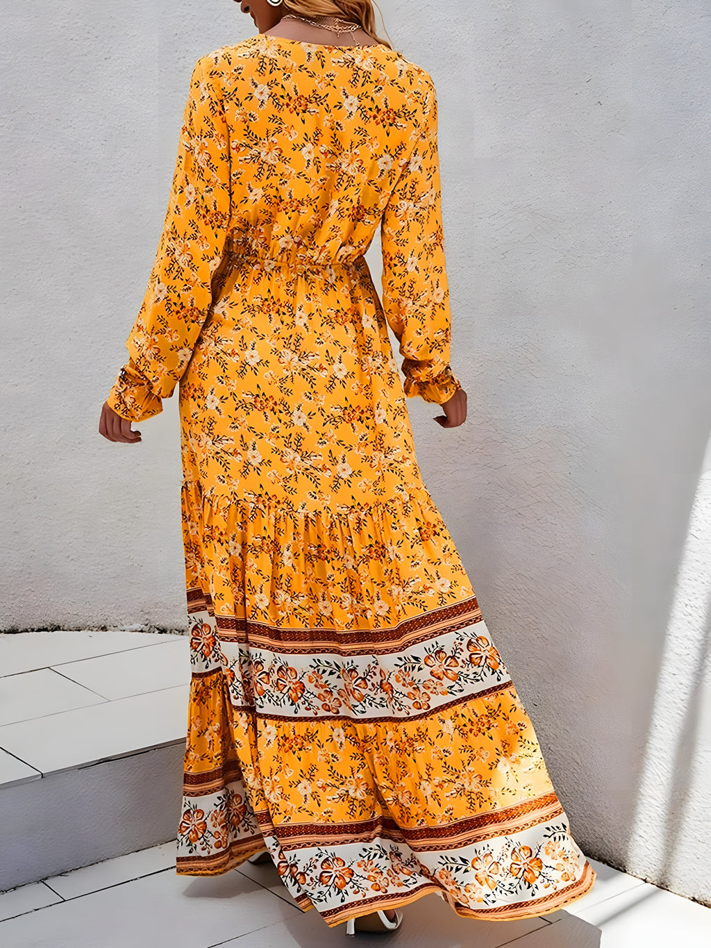 Dos de la robe longue bohème jaune à imprimé floral