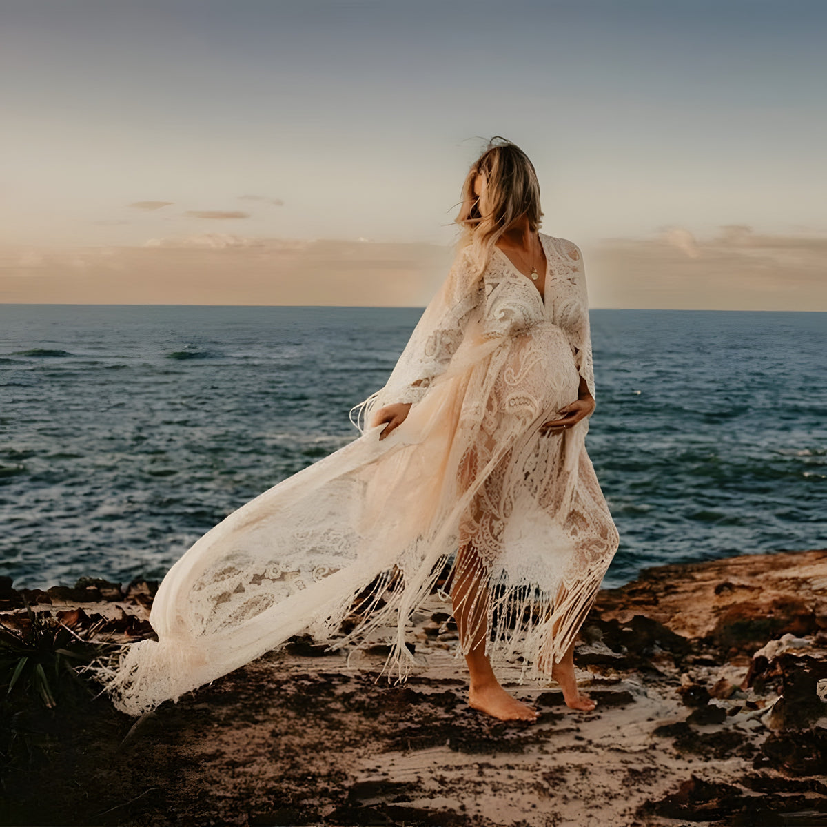 Robe de grossesse en dentelle ivoire, manches cape à franges au bord de mer