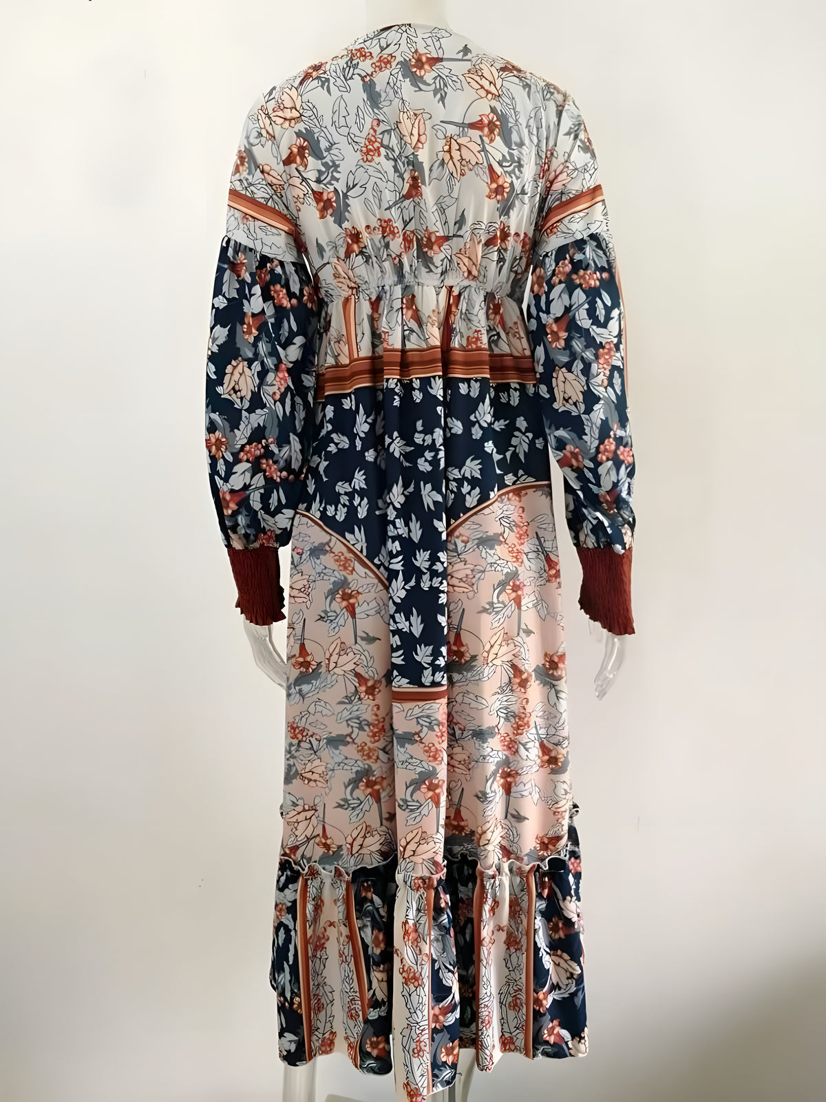 Robe maxi bohème folk à imprimé patchwork portée, col V à pompon