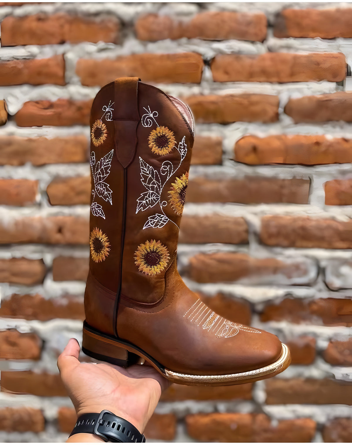 Botte western en cuir cognac, tournesols brodés et bout carré