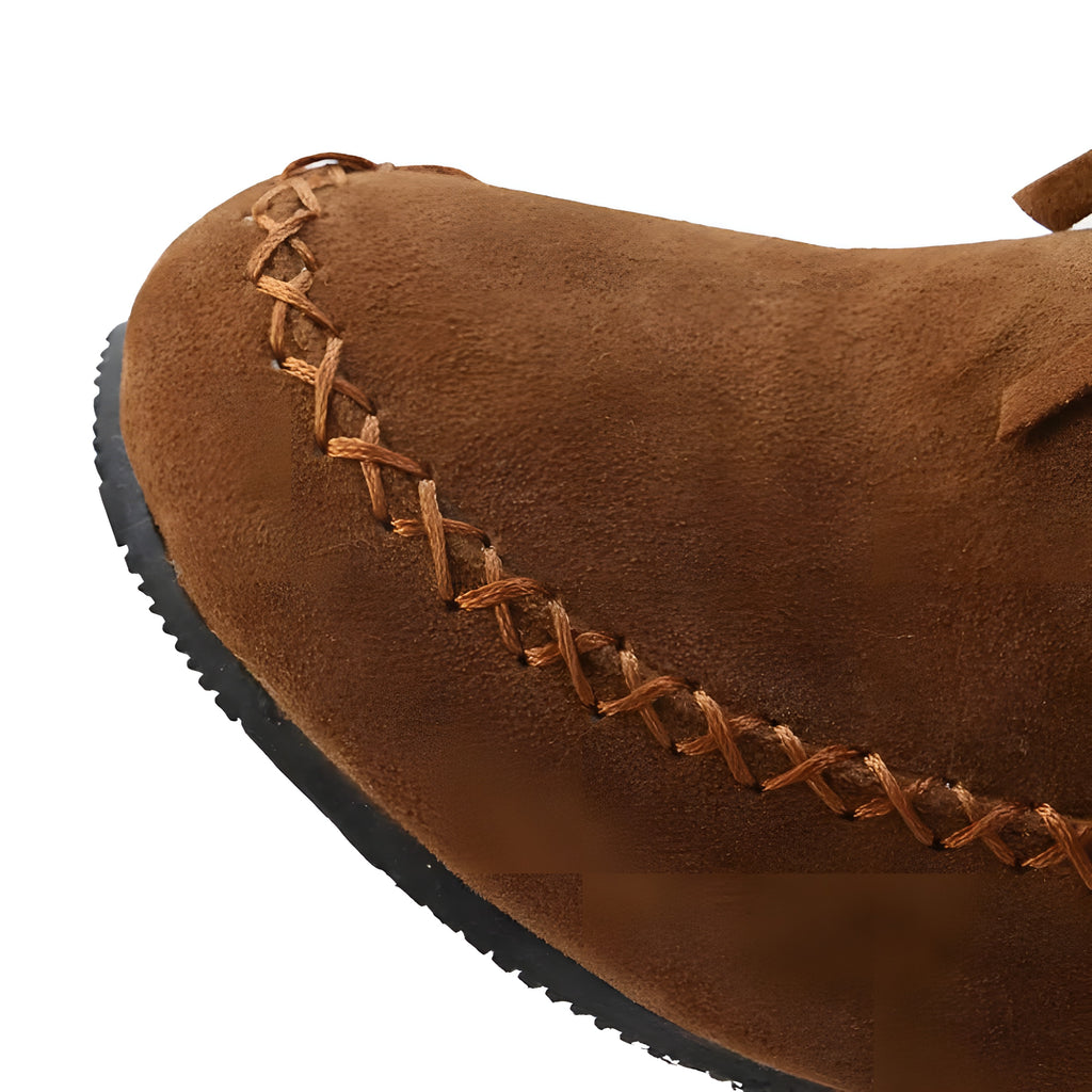 Détail de la couture mocassin surpiquée du bout de la bottine