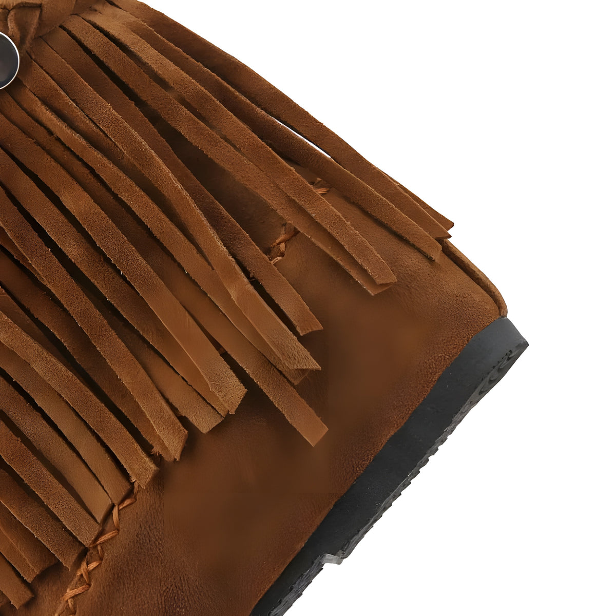 Gros plan des franges en daim camel de la bottine mocassin