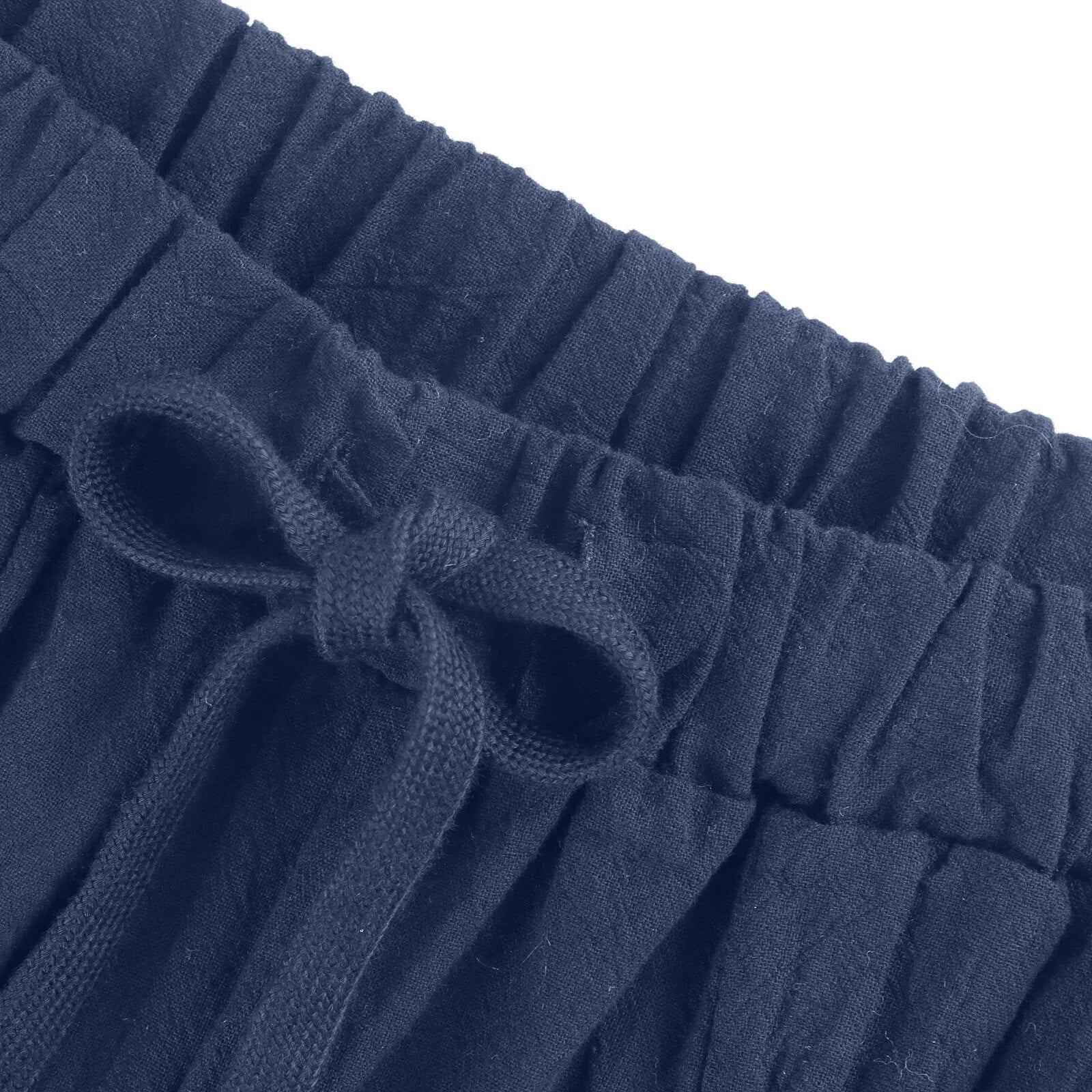 Détail de la ceinture élastique et du cordon du pantalon sarouel bleu marine Image