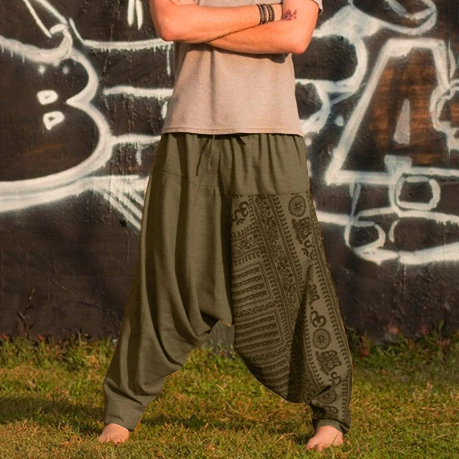 Sarouel homme vert olive, détail du panneau imprimé ethnique Om, éléphants et mandalas Image