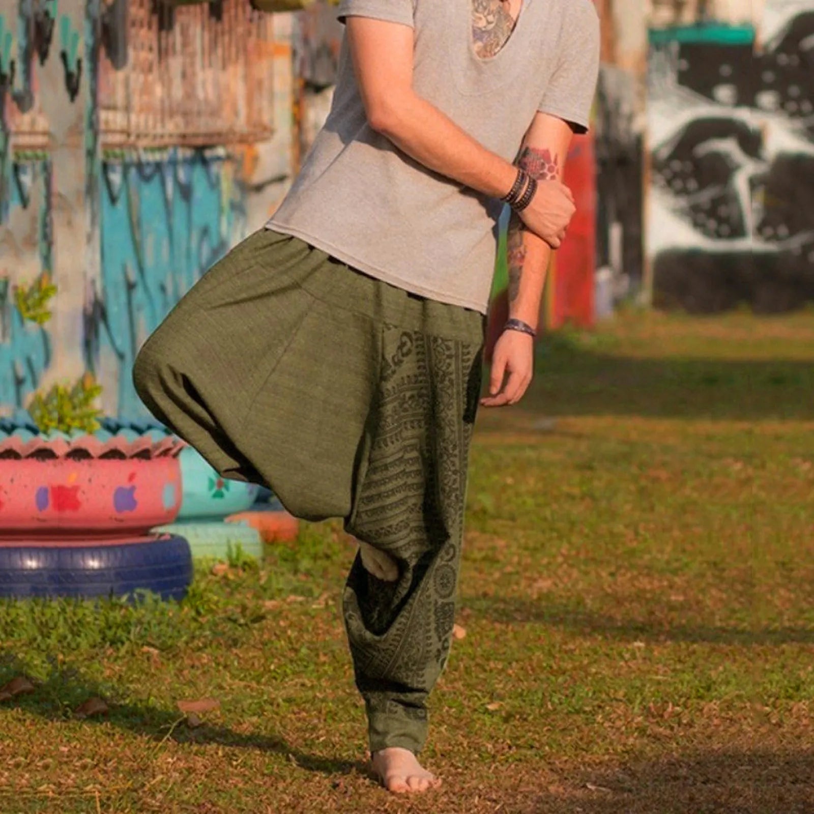 Sarouel homme vert olive porté, posture de yoga, coupe ample Image