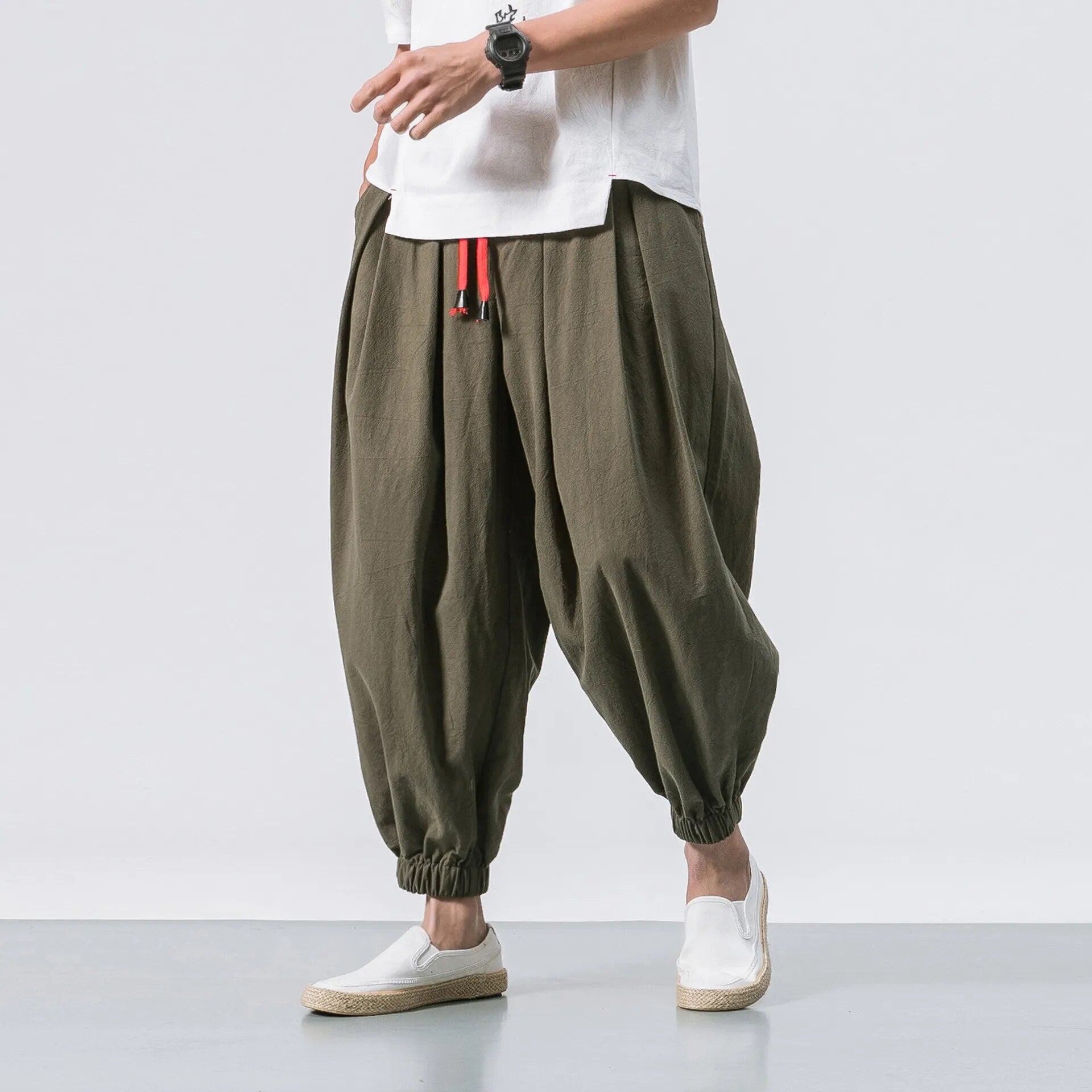Sarouel homme en lin vert kaki porté, coupe ample et chevilles resserrées, vue studio Image