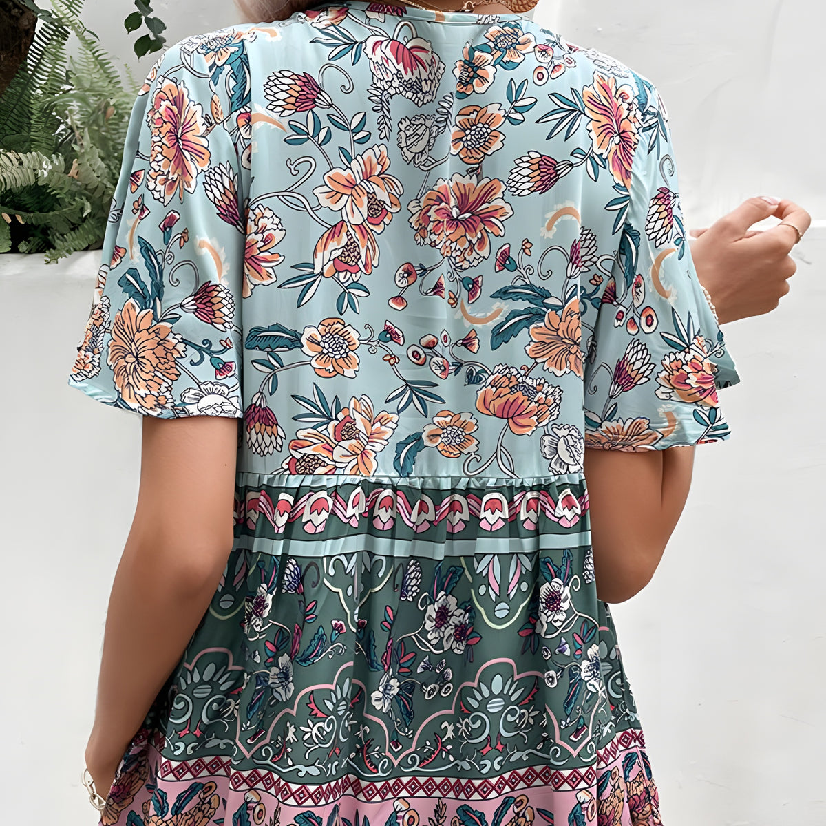 Dos de la blouse bohème et son volant à bordure ethnique