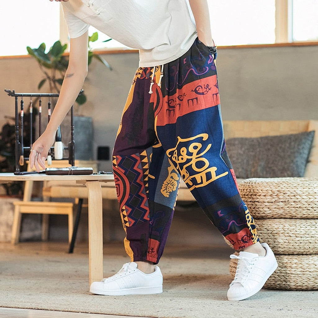 Pantalon hippie chic homme coloris bleu motif ethnique porté