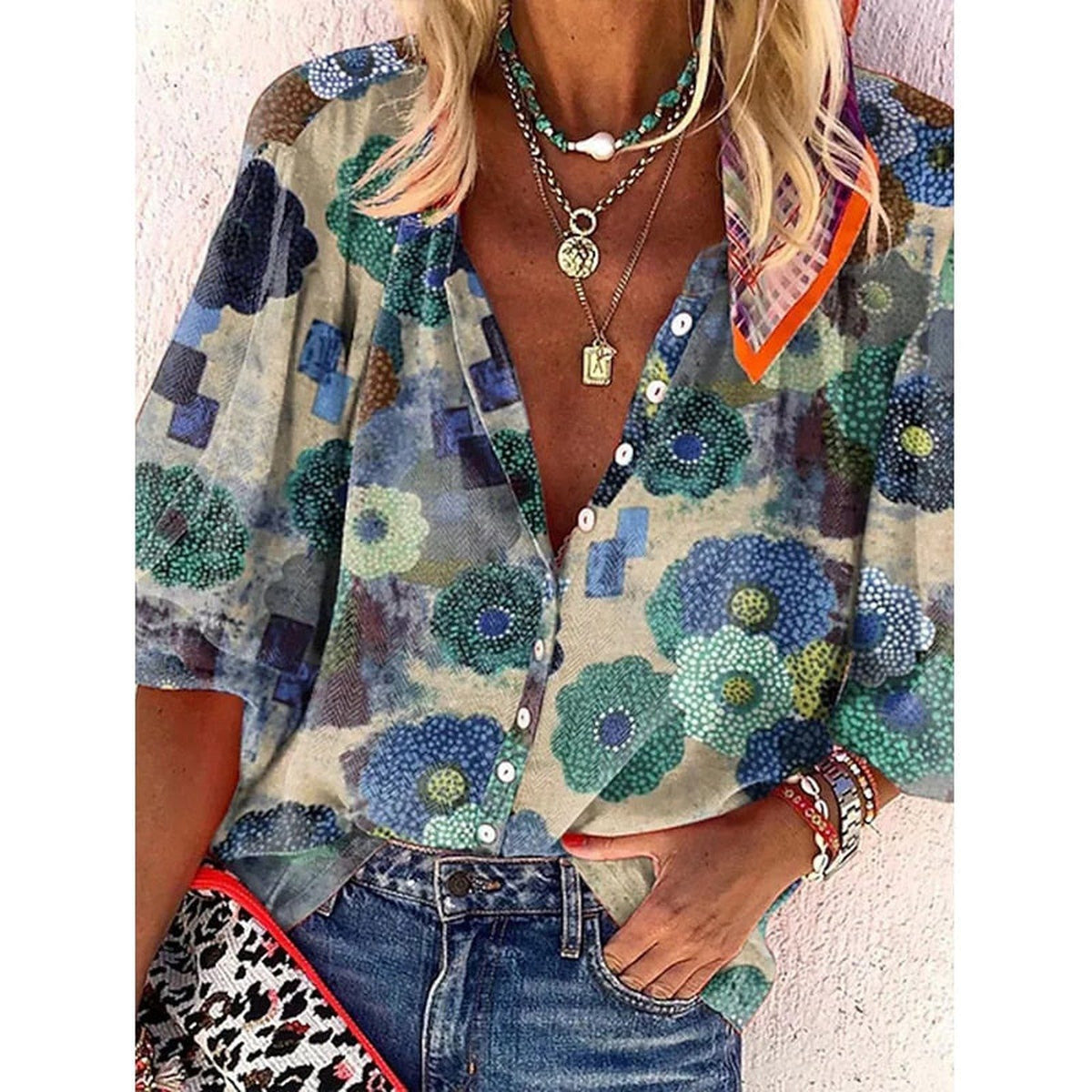 Chemise hippie femme à fleurs coloris bleu aquarelle, portée sur un jean