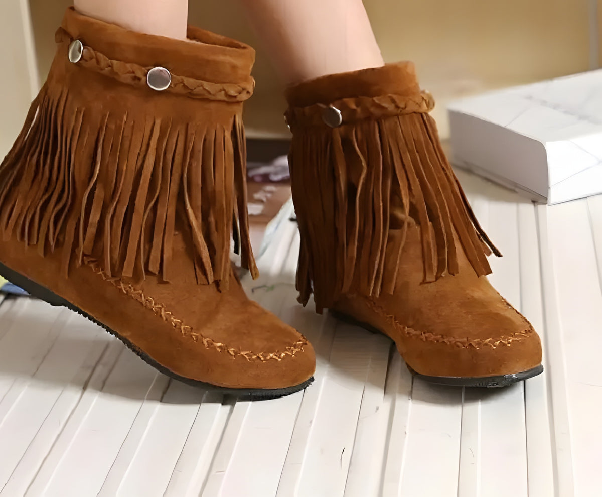 Bottines mocassin à franges camel en daim portées
