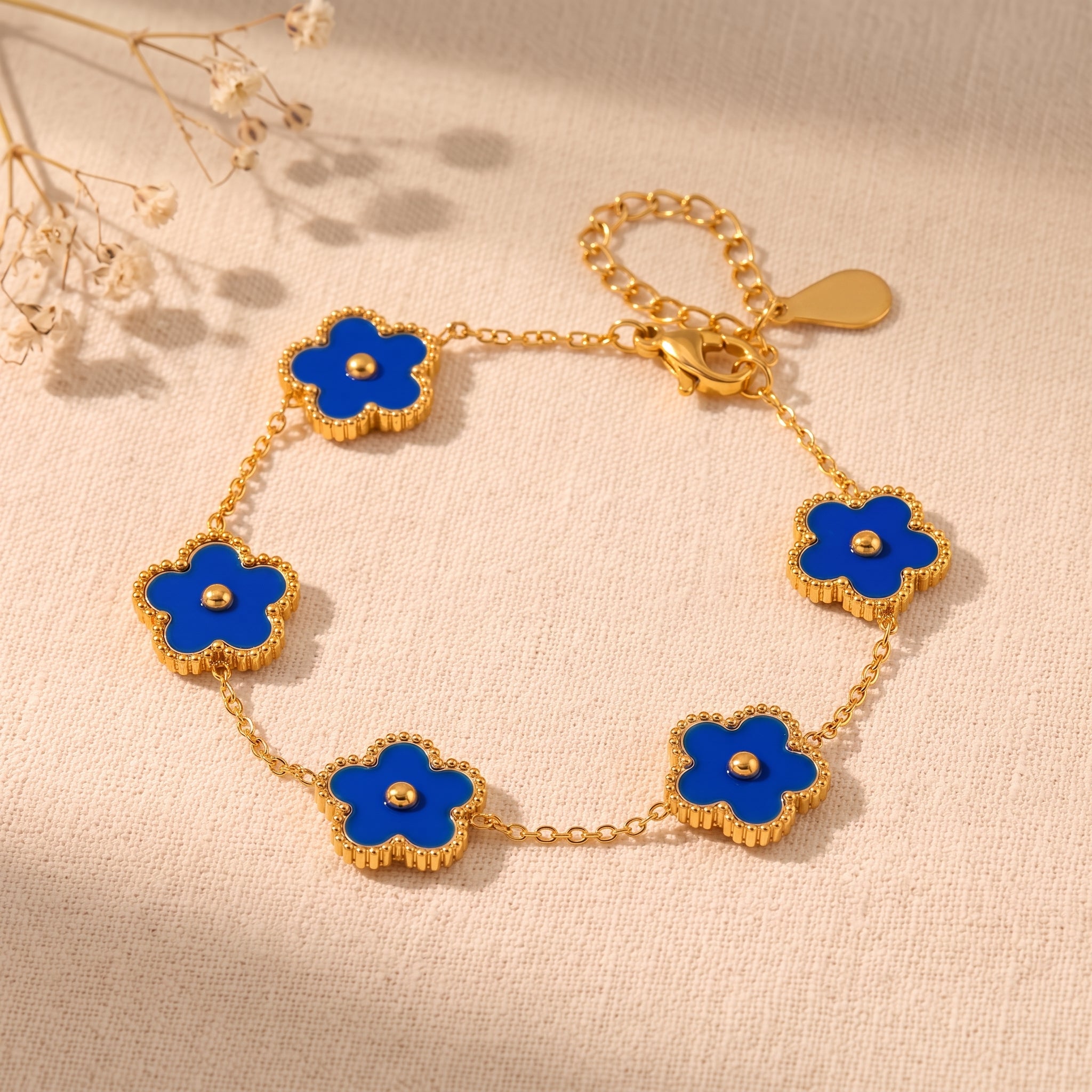 Bracelet trèfle doré à fleurs bleu Image