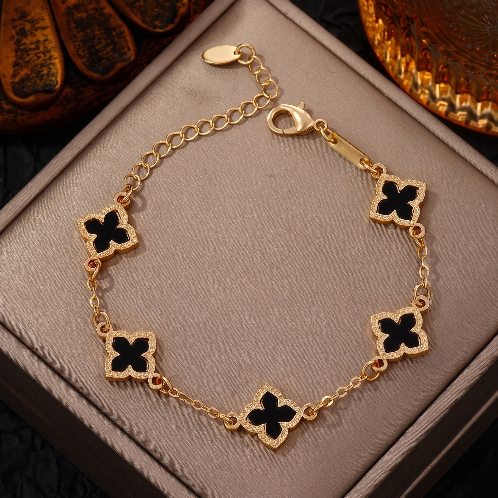 Bracelet trèfle noir doré Image