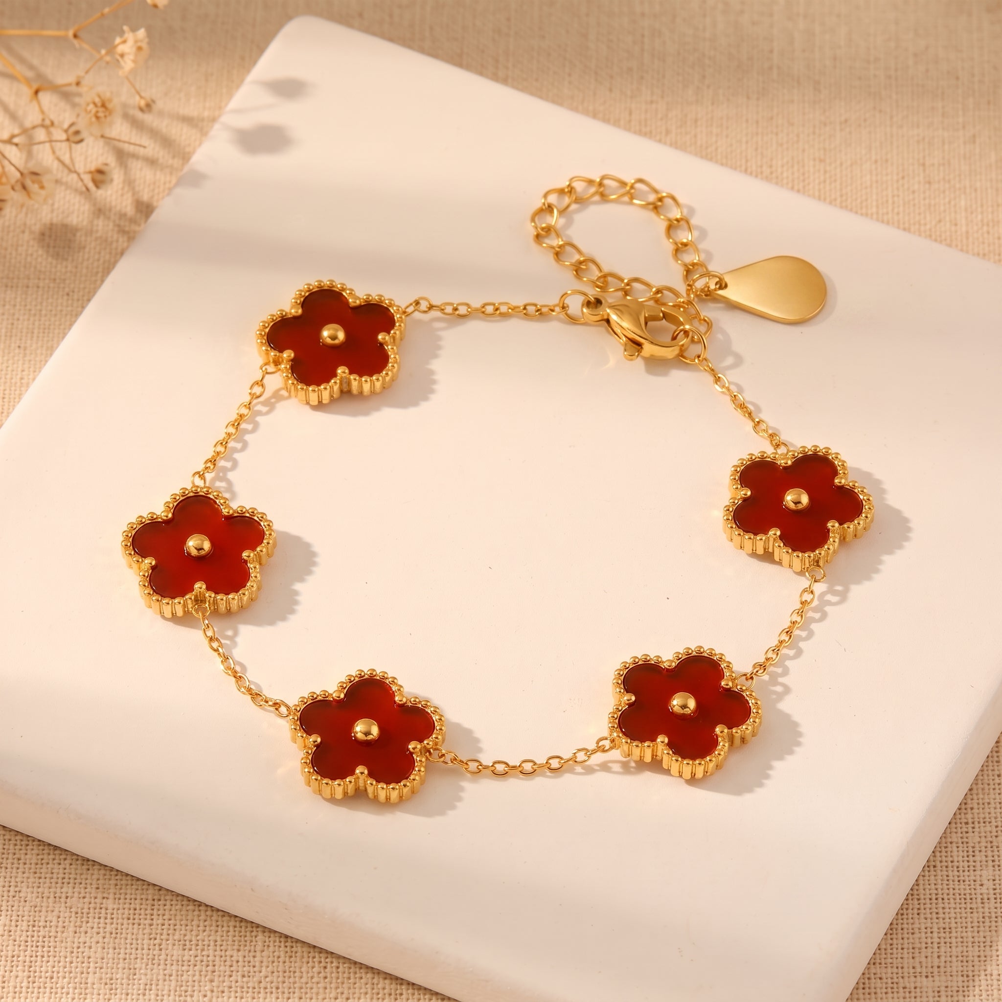 Bracelet trèfle doré à fleurs rouge Image