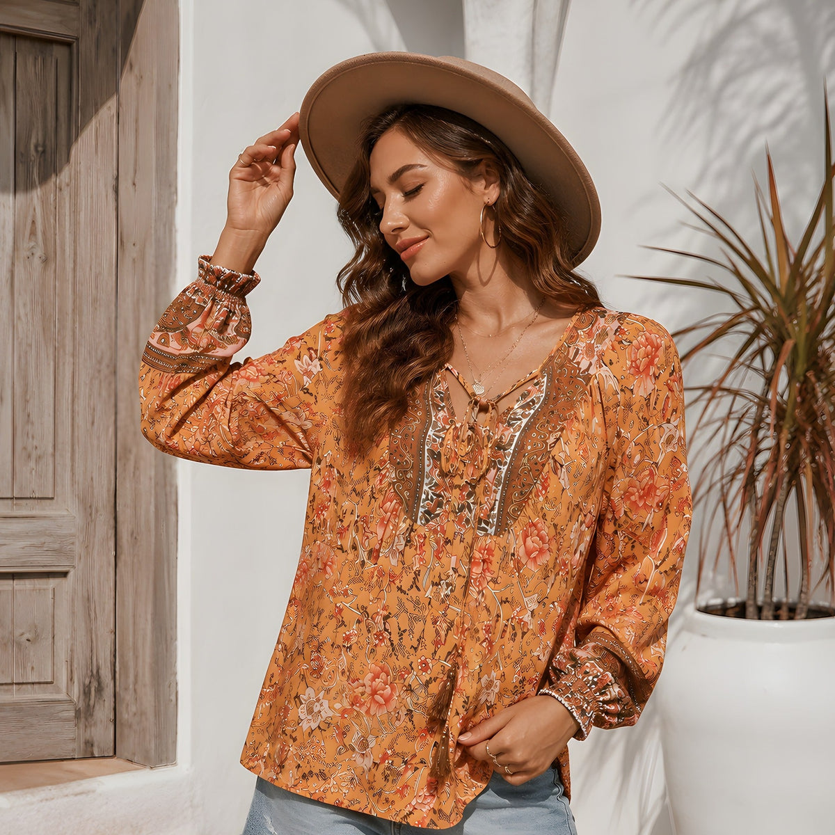 Chemise blouse hippie orange, col lacé et manches bouffantes, vue de face