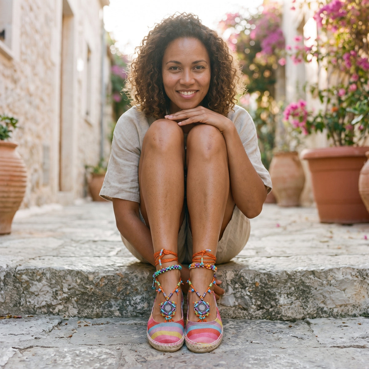 Espadrilles bohème rayées à lacets perlés portées, ruelle méditerranéenne Bild