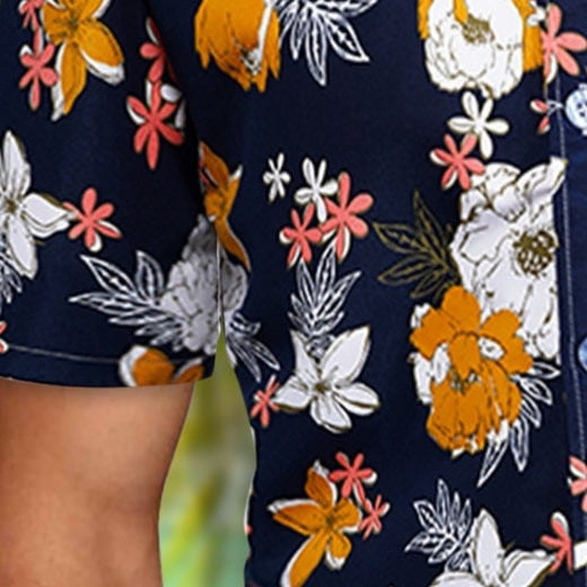 Gros plan de l'imprimé floral tropical jaune et blanc sur bleu marine