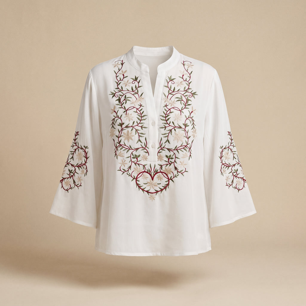 Chemise blanche brodée présentée sur mannequin invisible, fond écru