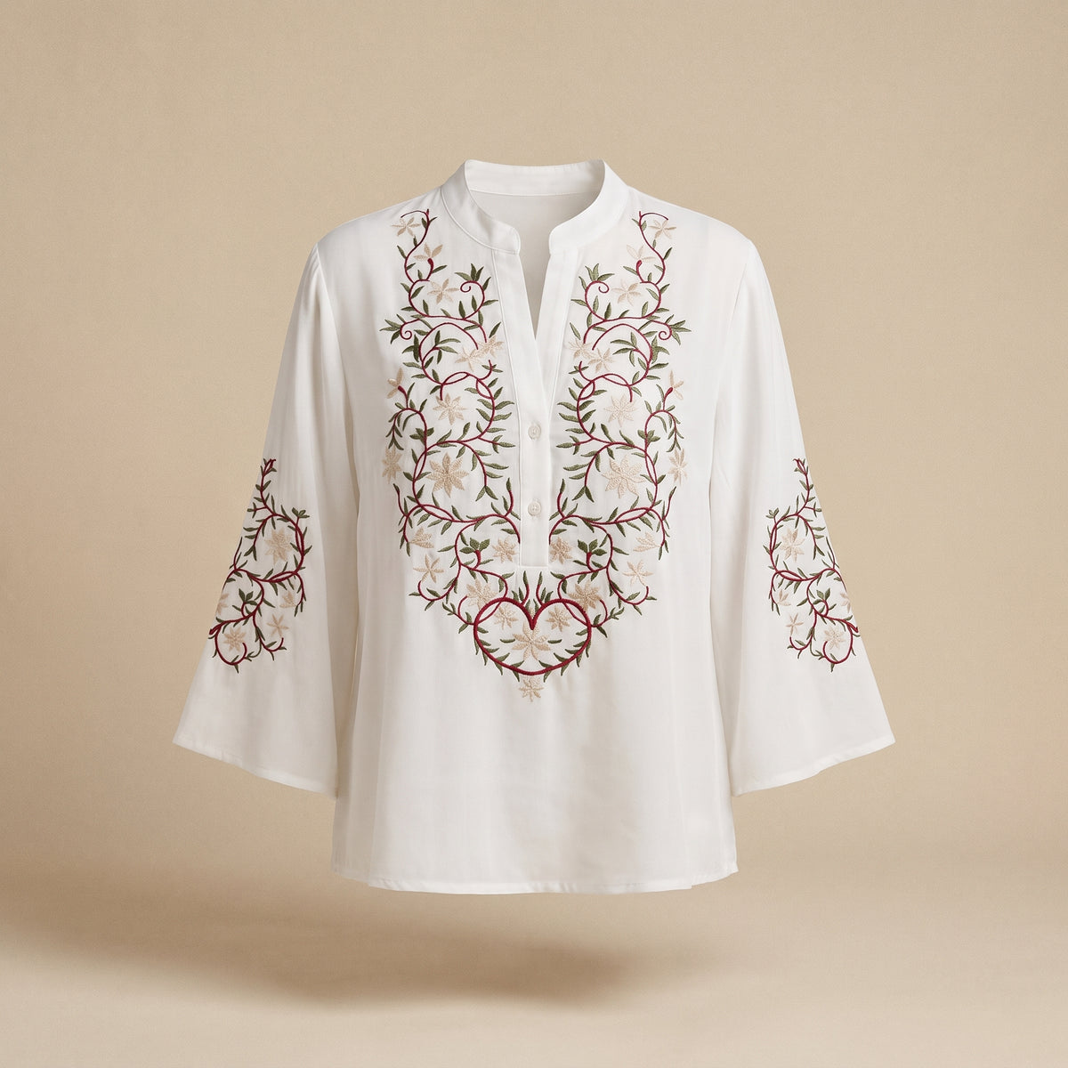 Chemise blanche brodée présentée sur mannequin invisible, fond écru